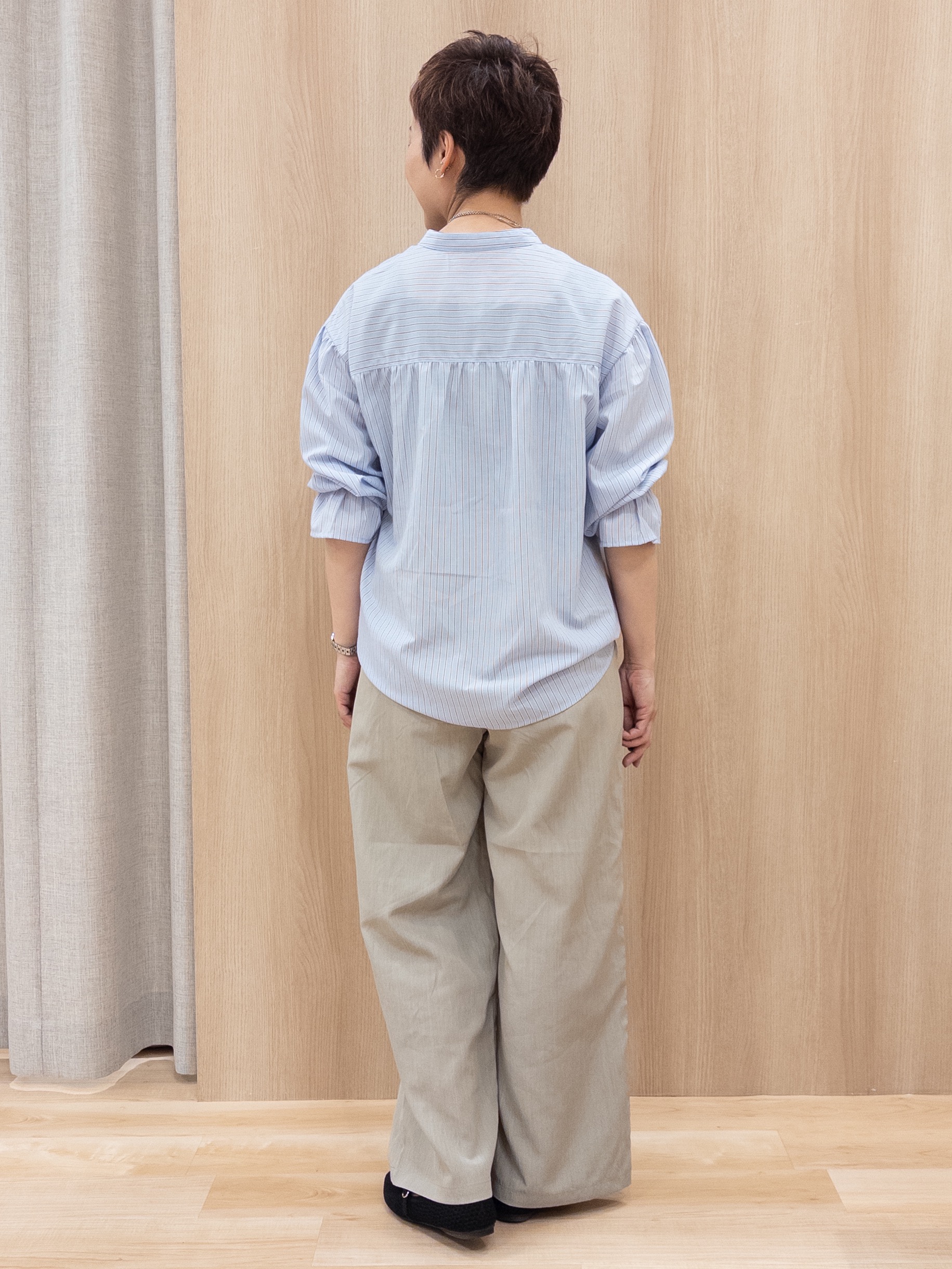 シュウコさんの「grove｜【貴島明日香さん着用／イージーケア／接触冷感】麻混スタンドギャザーシャツ」を使ったコーディネート