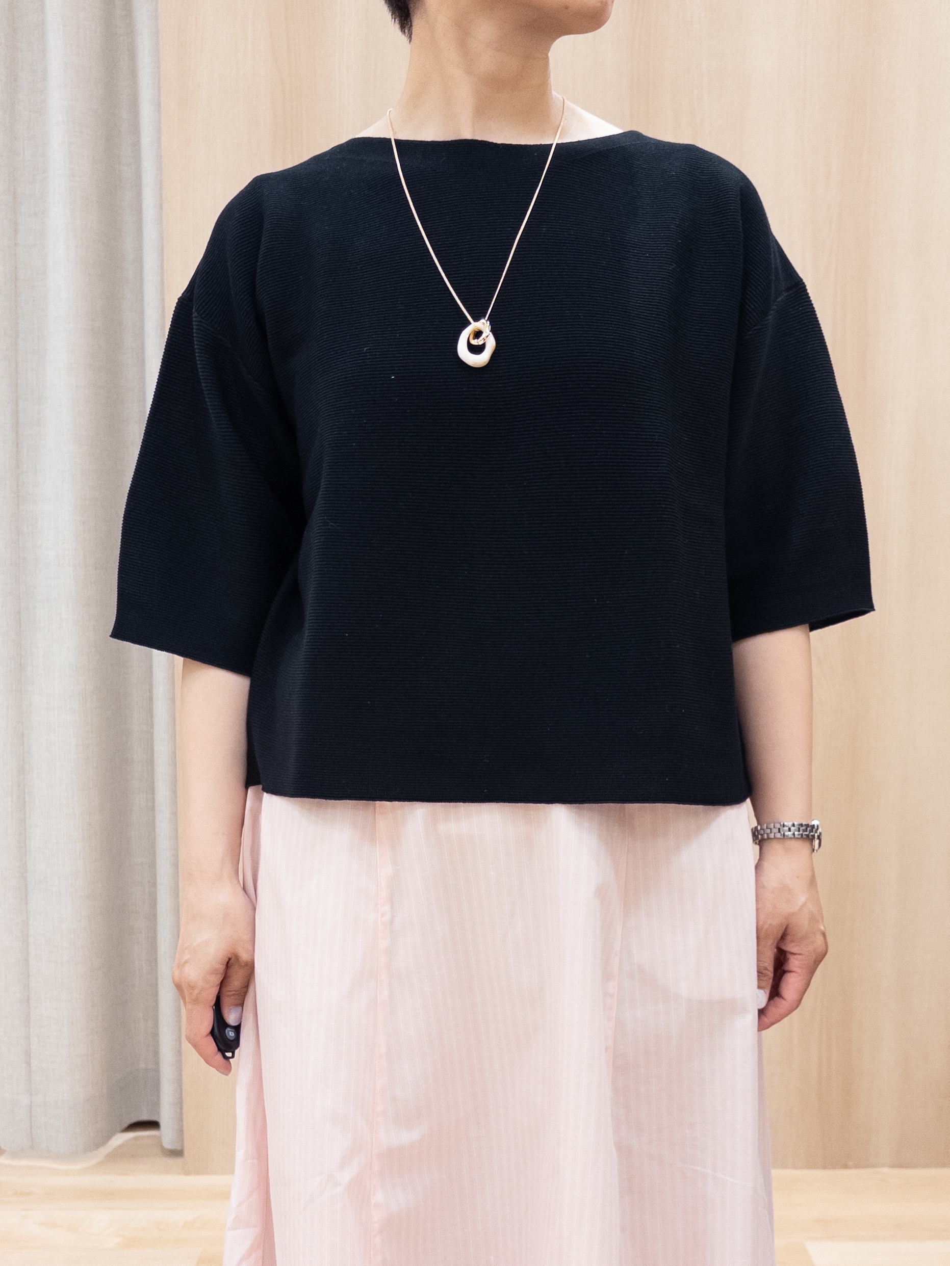 シュウコさんの「grove｜【貴島明日香さん着用／洗濯機OK】レイヤードにもおすすめ、軽やかクロップドニット」を使ったコーディネート