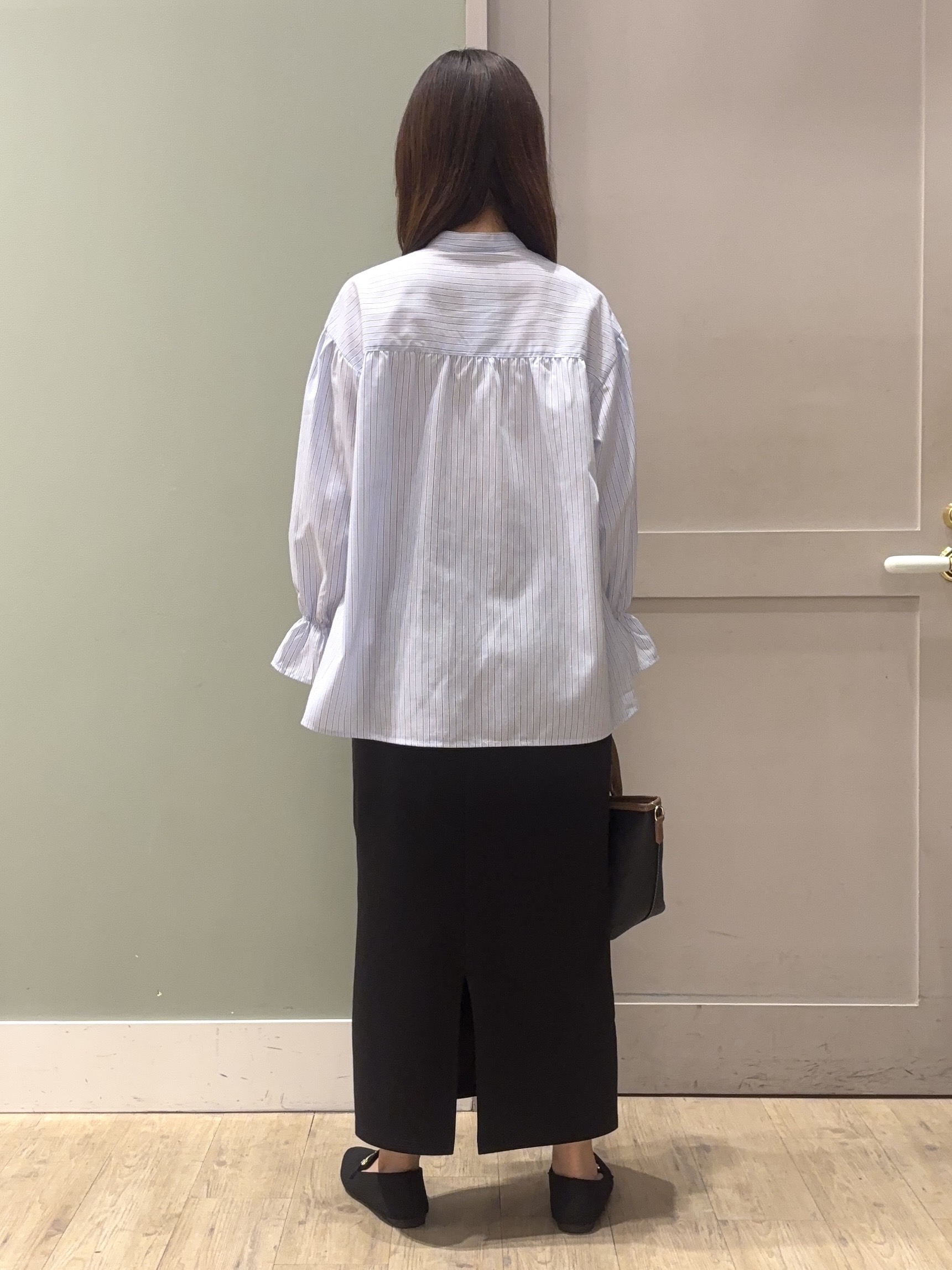 しばみさんの「grove｜【貴島明日香さん着用／イージーケア／接触冷感】麻混スタンドギャザーシャツ」を使ったコーディネート
