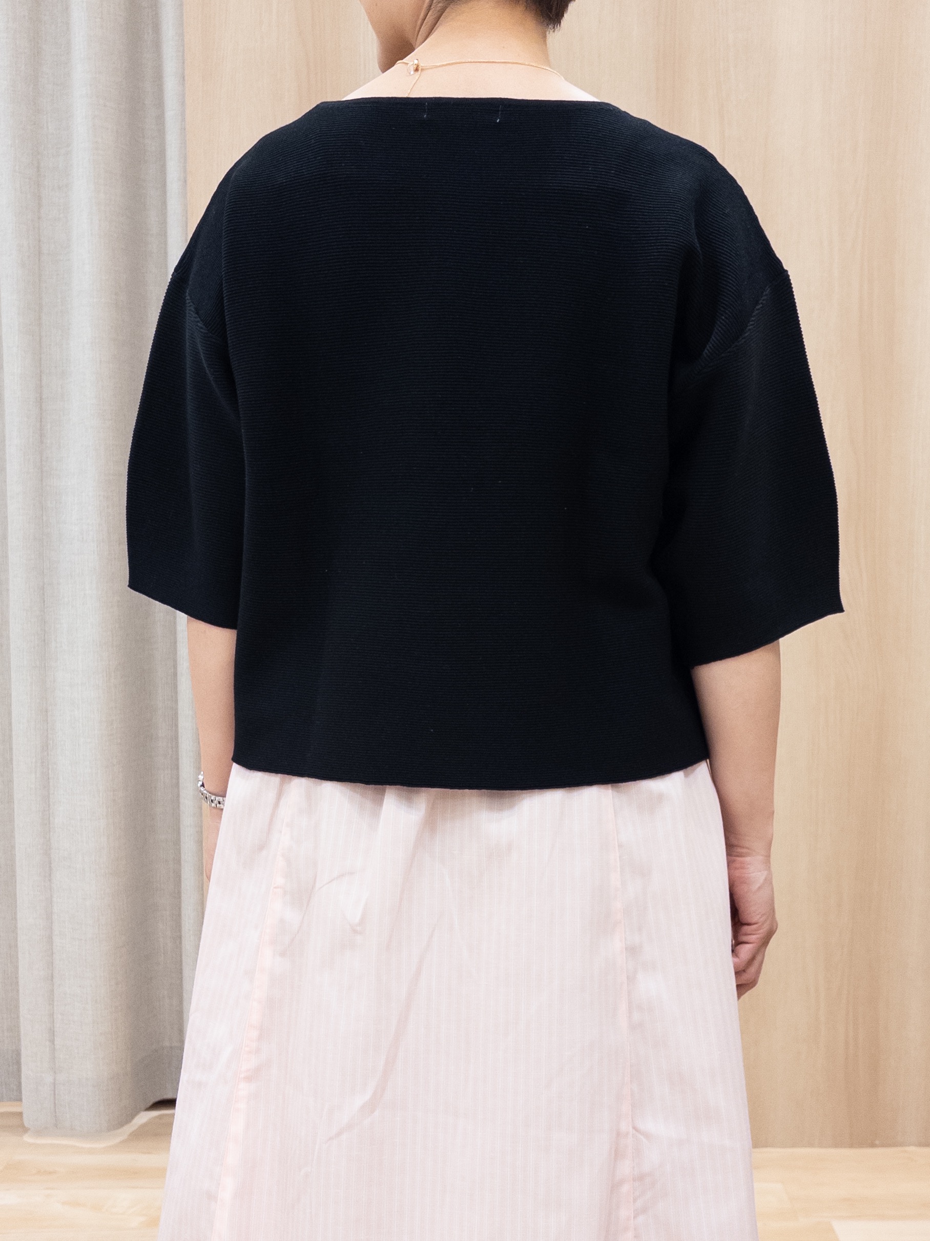 シュウコさんの「grove｜【貴島明日香さん着用／洗濯機OK】レイヤードにもおすすめ、軽やかクロップドニット」を使ったコーディネート