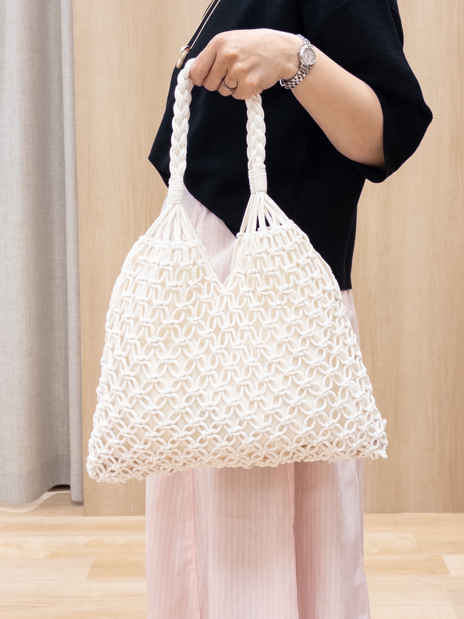 シュウコさんの「grove｜【貴島明日香さん着用／洗濯機OK】レイヤードにもおすすめ、軽やかクロップドニット」を使ったコーディネート