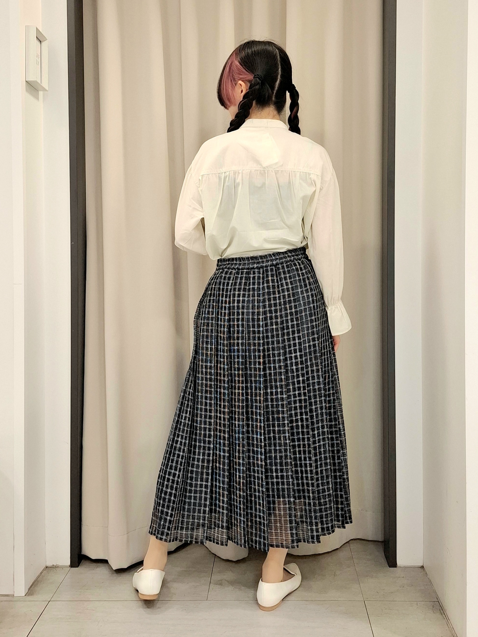 なーちゃんさんの「grove｜【貴島明日香さん着用／イージーケア／接触冷感】麻混スタンドギャザーシャツ」を使ったコーディネート