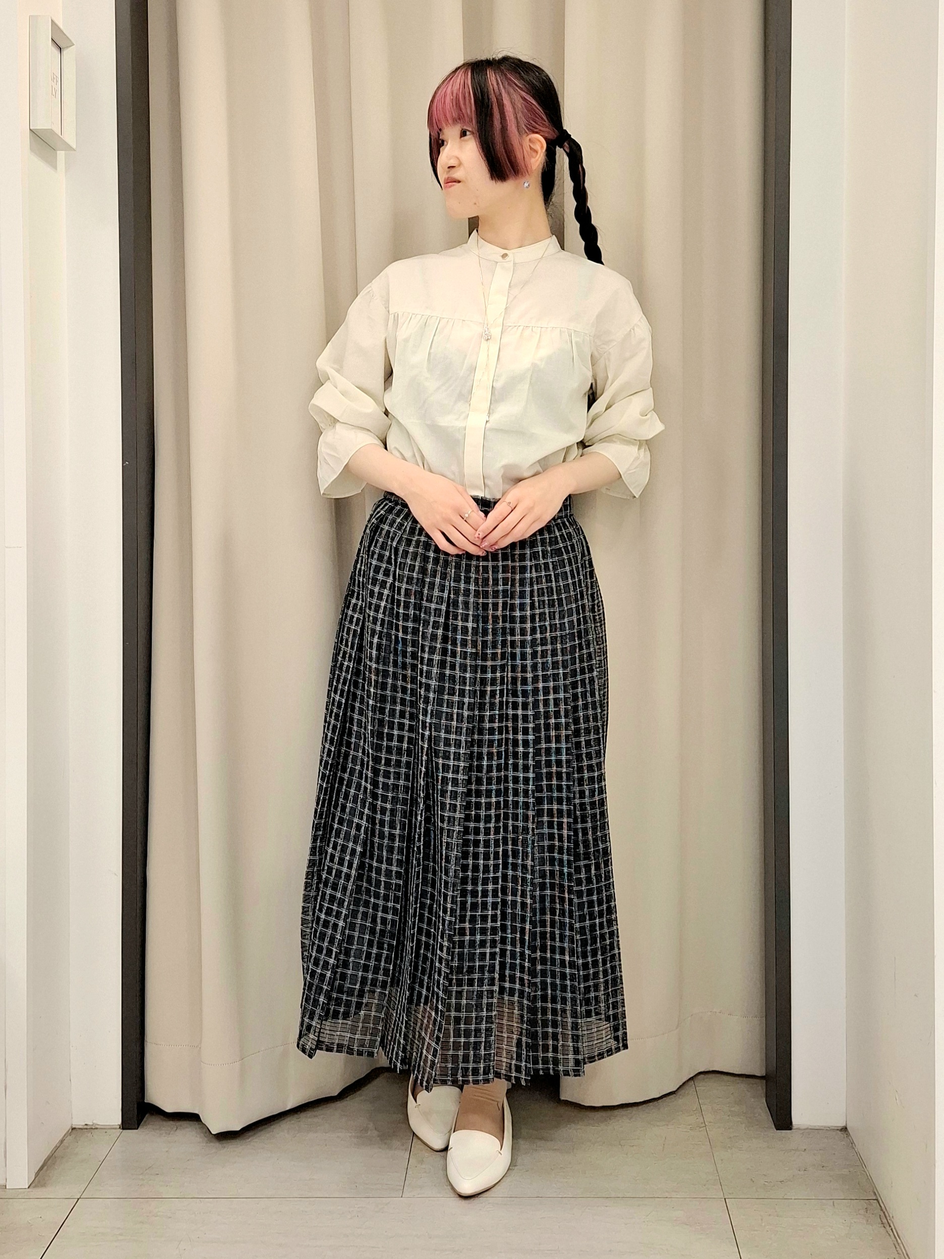 なーちゃんさんの「grove｜【貴島明日香さん着用／イージーケア／接触冷感】麻混スタンドギャザーシャツ」を使ったコーディネート