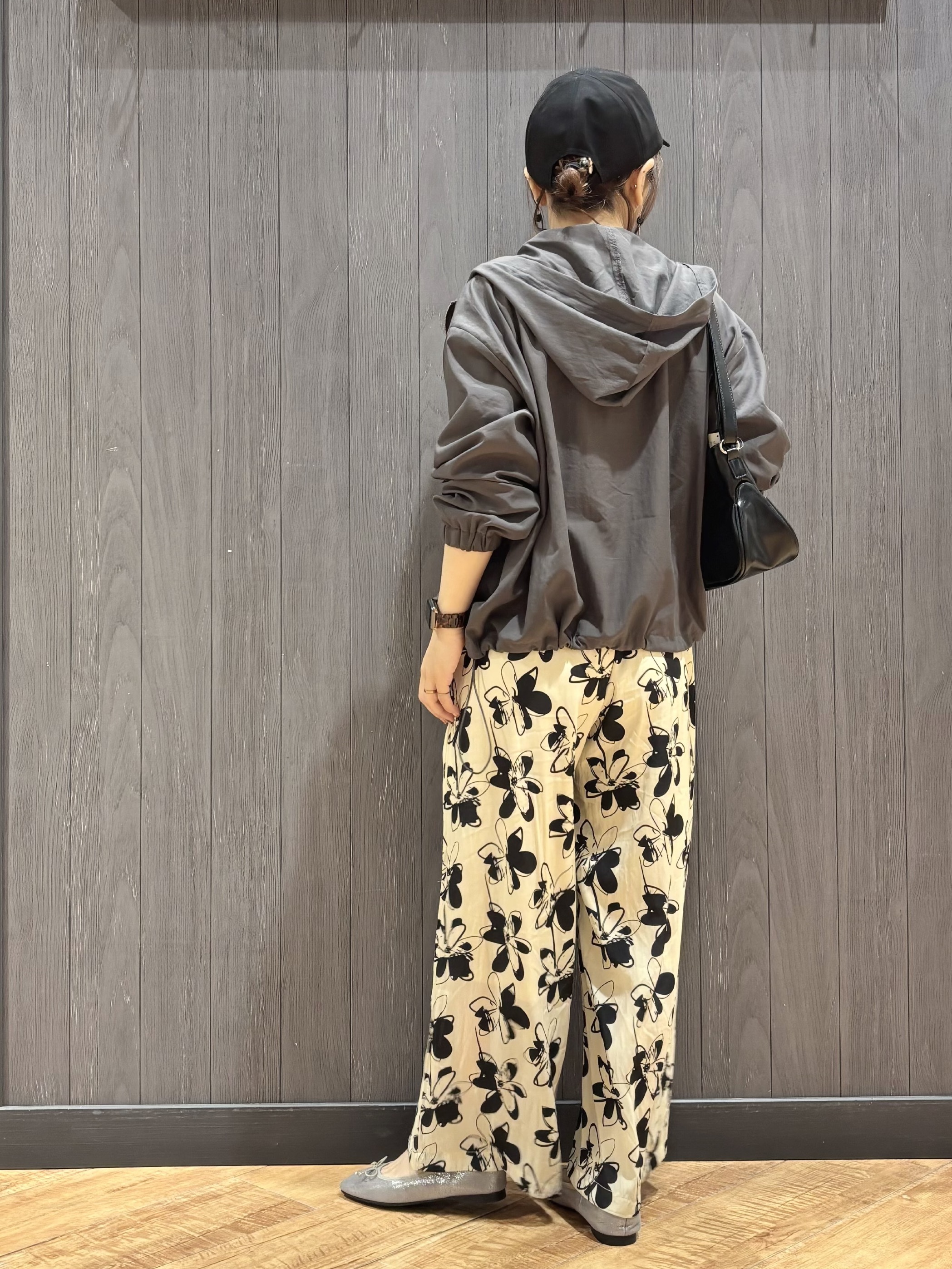 meiさんの「SHOO･LA･RUE｜【S-LL/UV】季節の変わり目に ゴールドパーツが上品なフード付きブルゾン」を使ったコーディネート
