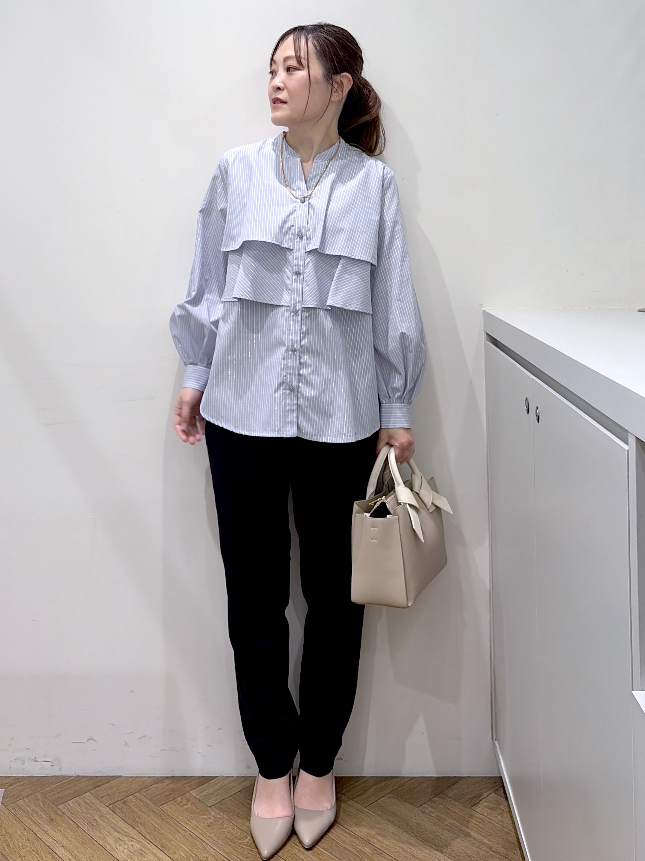 Junさんの「index｜フリルキーネックシャツ【洗濯機OK／イージーアイロン／防シワ】《XS～LL／7col》」を使ったコーディネート