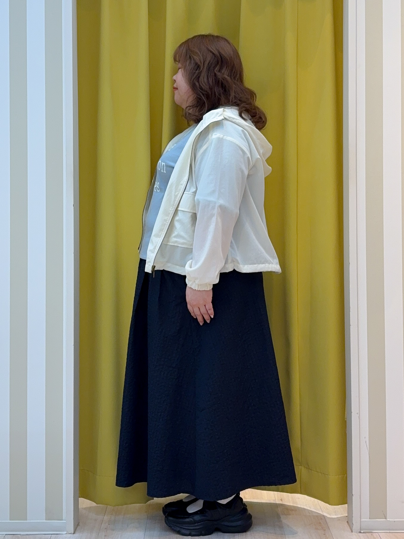 kotoさんさんの「SHOO･LA･RUE｜【S-LL/UV】季節の変わり目に ゴールドパーツが上品なフード付きブルゾン」を使ったコーディネート
