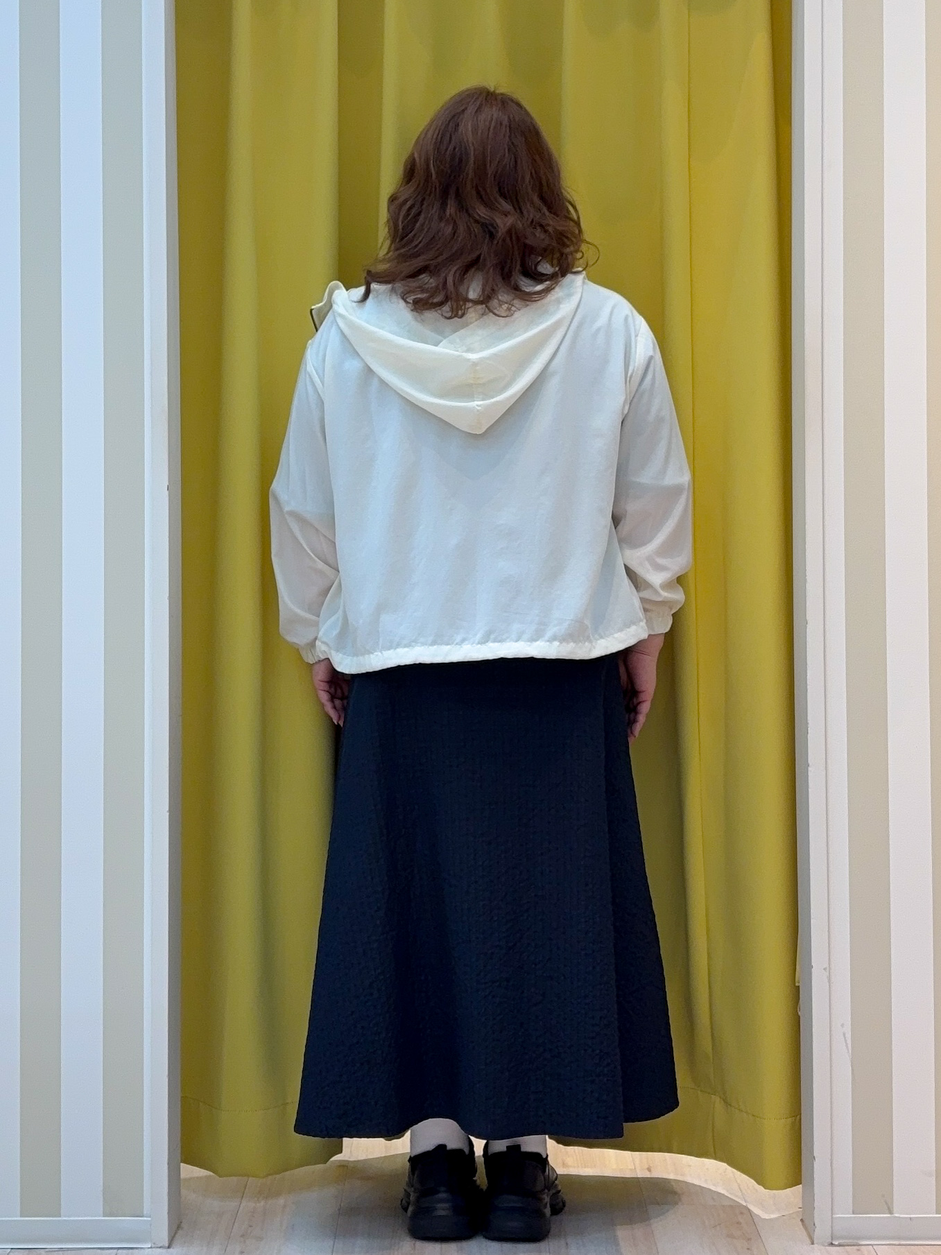 kotoさんさんの「SHOO･LA･RUE｜【S-LL/UV】季節の変わり目に ゴールドパーツが上品なフード付きブルゾン」を使ったコーディネート