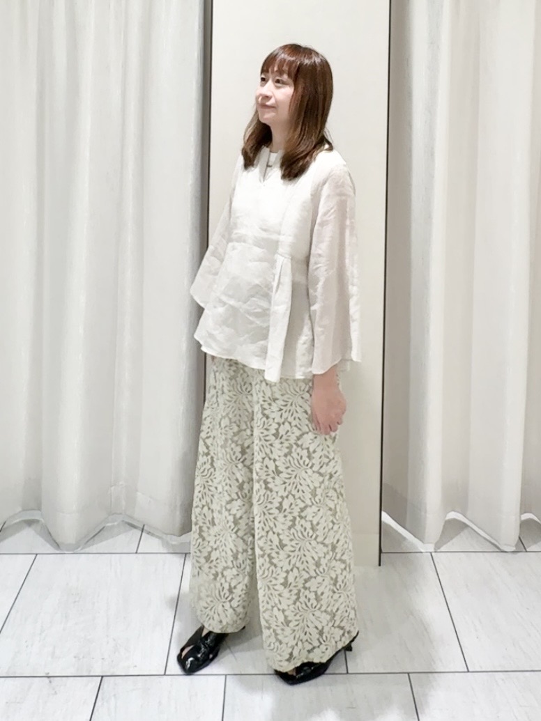 ʏᴜᴋɪᴋᴏさんの「UNTITLED｜【接触冷感/麻混/洗える】ドライタッチキーネックブラウス」を使ったコーディネート