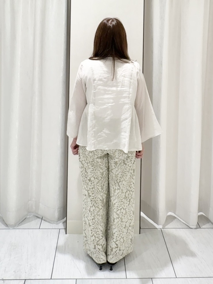 ʏᴜᴋɪᴋᴏさんの「UNTITLED｜【接触冷感/麻混/洗える】ドライタッチキーネックブラウス」を使ったコーディネート