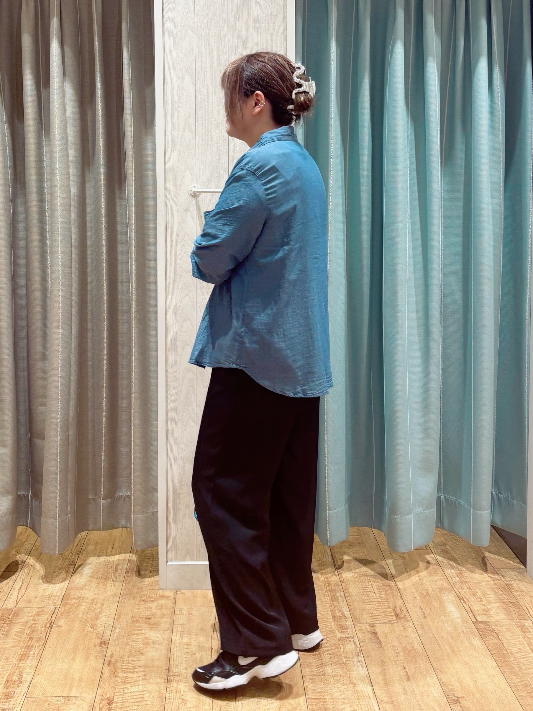 HANAさんの「SHOO･LA･RUE｜【綿100%/UV/S-LL/体型カバー】優しく透ける 柔らかシアーデニムシャツ」を使ったコーディネート