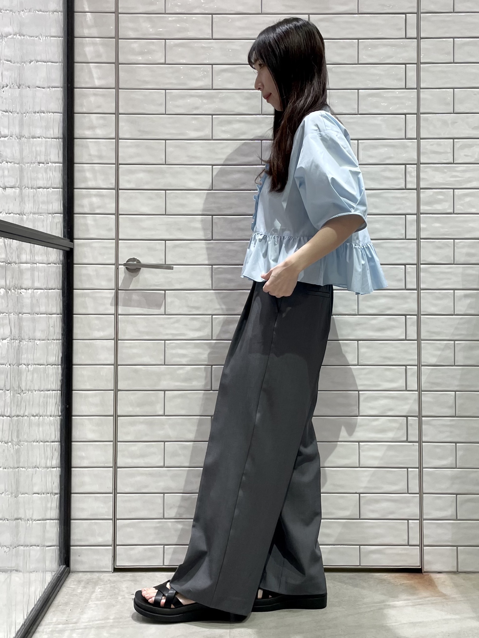 ayakaさんの「OPAQUE.CLIP｜フリルペプラムシャツブラウス【洗濯機OK】」を使ったコーディネート