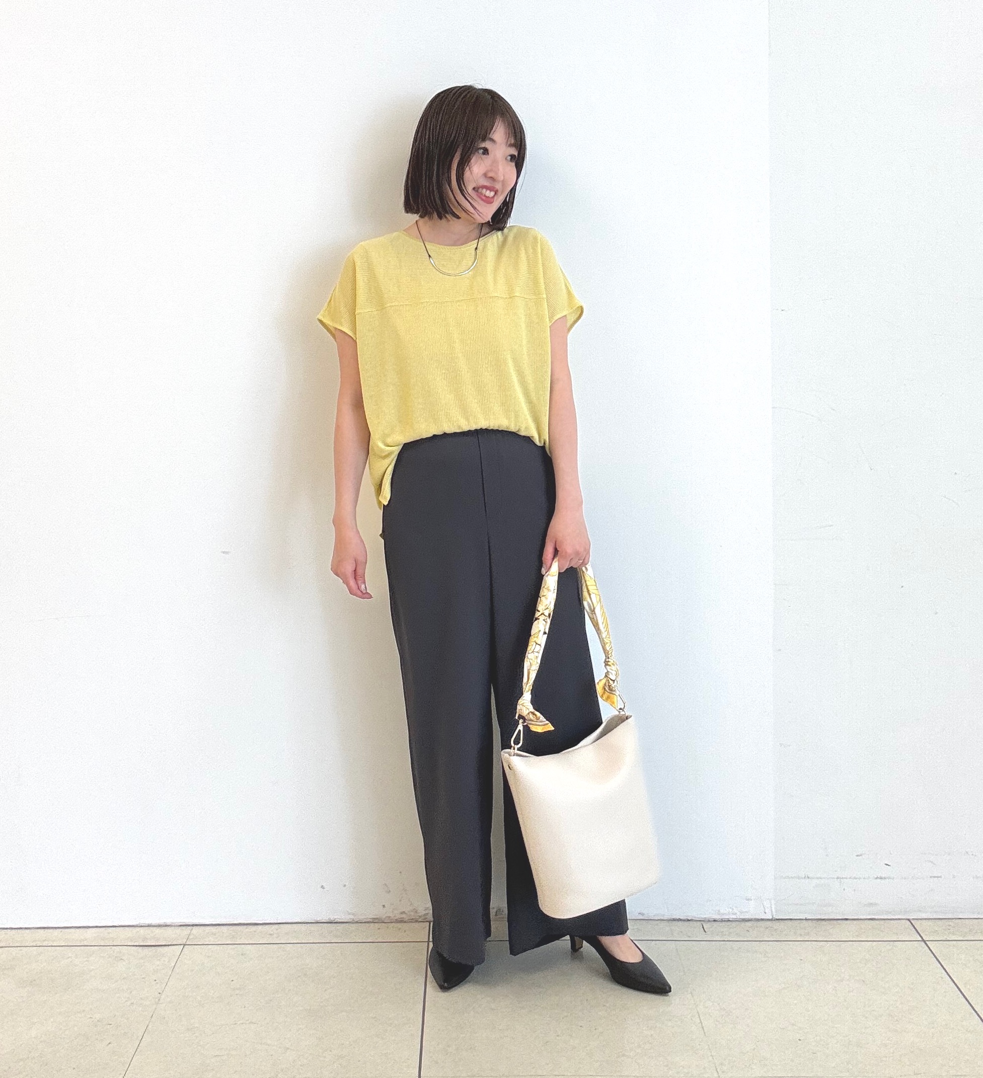 yoshiyaさんの「INDIVI｜【ラム革／美脚／通勤】レザーパンプス」を使ったコーディネート