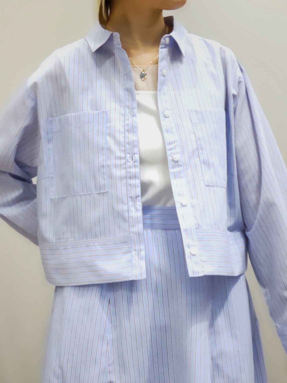 やまちゃんさんの「grove｜【貴島明日香さん着用／イージーケア／接触冷感】麻混クロップドシャツ」を使ったコーディネート