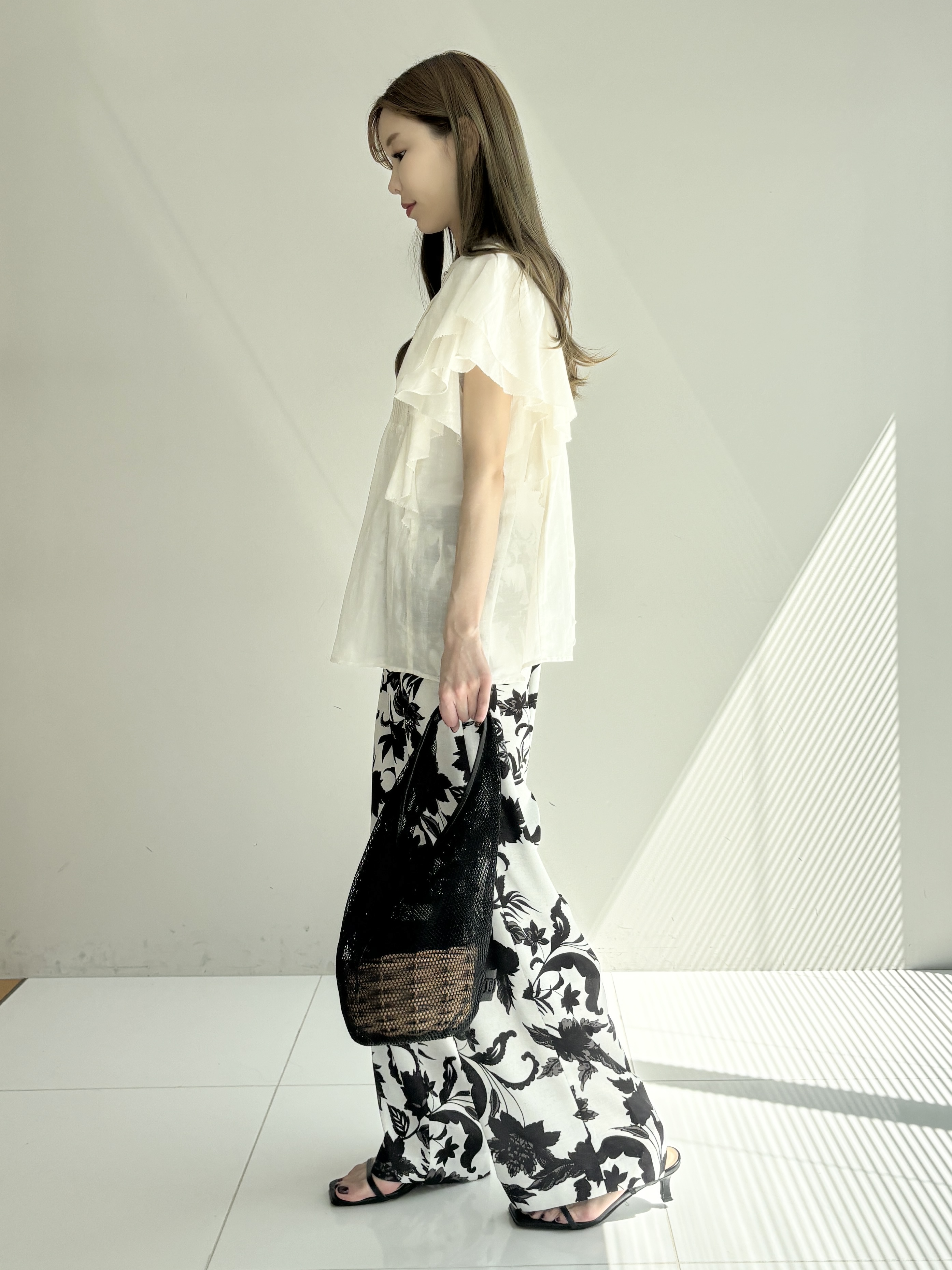 清水夏姫さんの「DRESSTERIOR｜コットンシルク ラッフルスリーブ ブラウス」を使ったコーディネート
