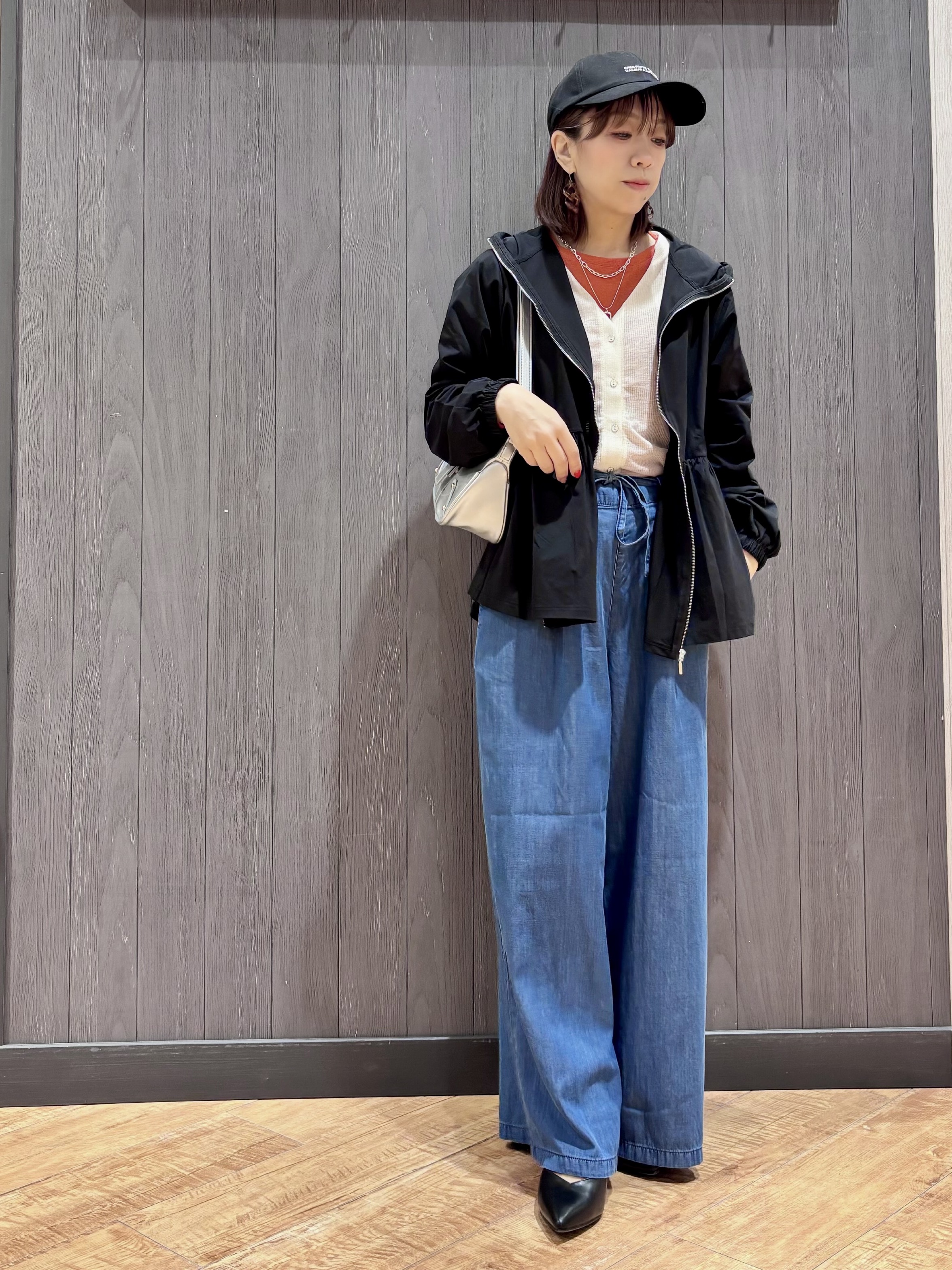 meiさんの「SHOO･LA･RUE｜【ひんやり/S-LL/体型カバー】ペプラムフリルとゴールドパーツが女性らしい UVパーカ」を使ったコーディネート