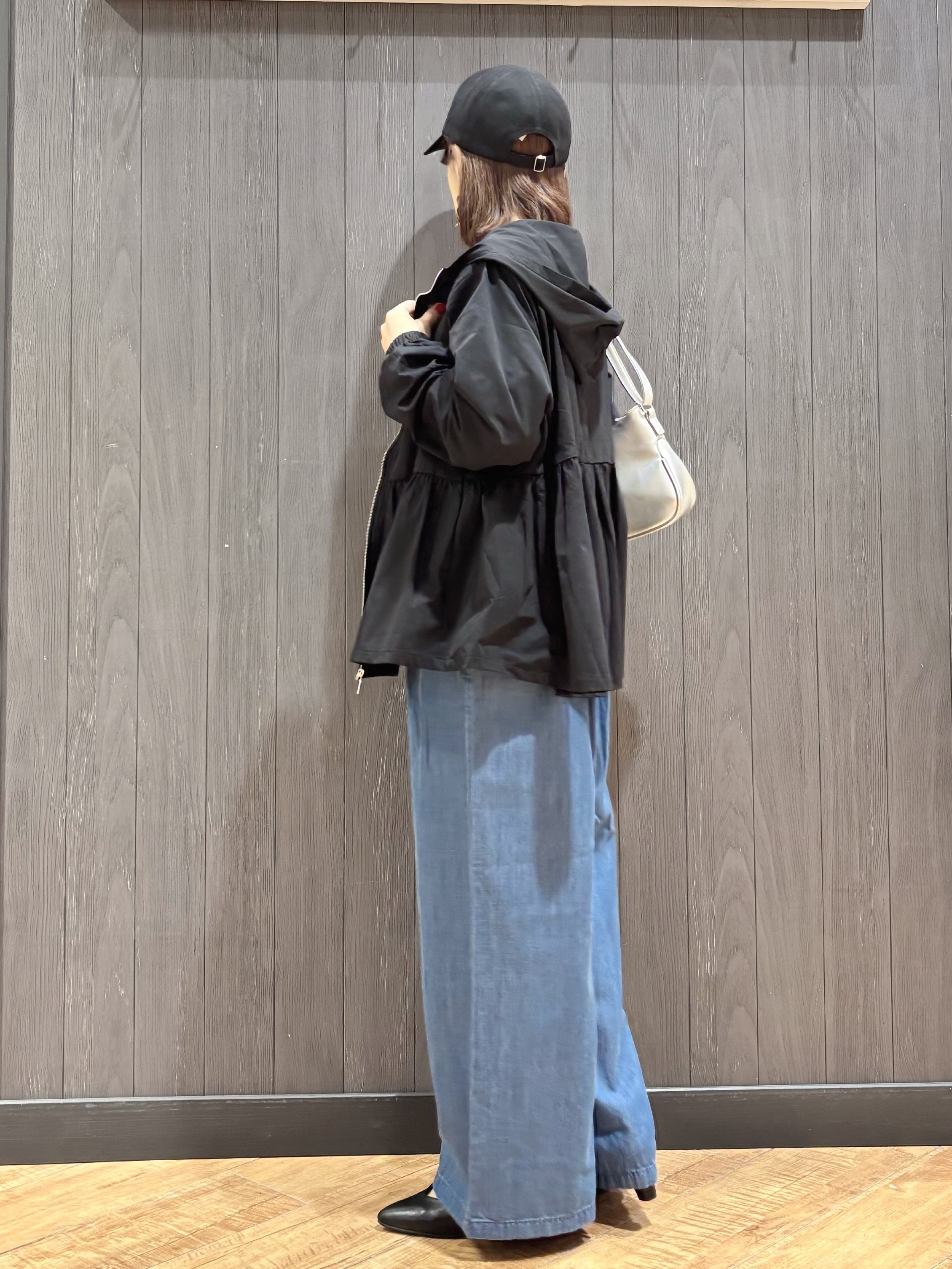 meiさんの「SHOO･LA･RUE｜【ひんやり/S-LL/体型カバー】ペプラムフリルとゴールドパーツが女性らしい UVパーカ」を使ったコーディネート