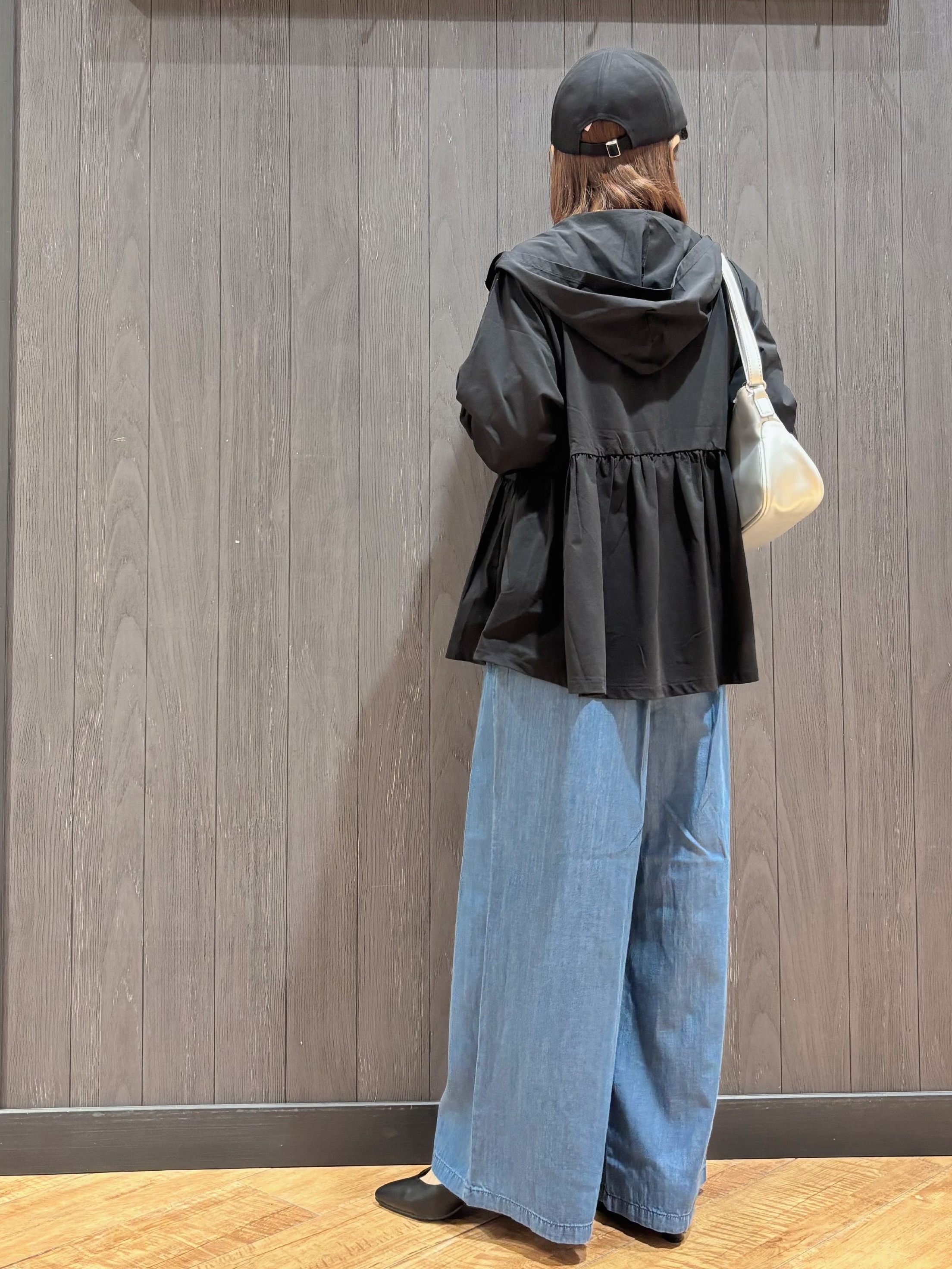 meiさんの「SHOO･LA･RUE｜【ひんやり/S-LL/体型カバー】ペプラムフリルとゴールドパーツが女性らしい UVパーカ」を使ったコーディネート
