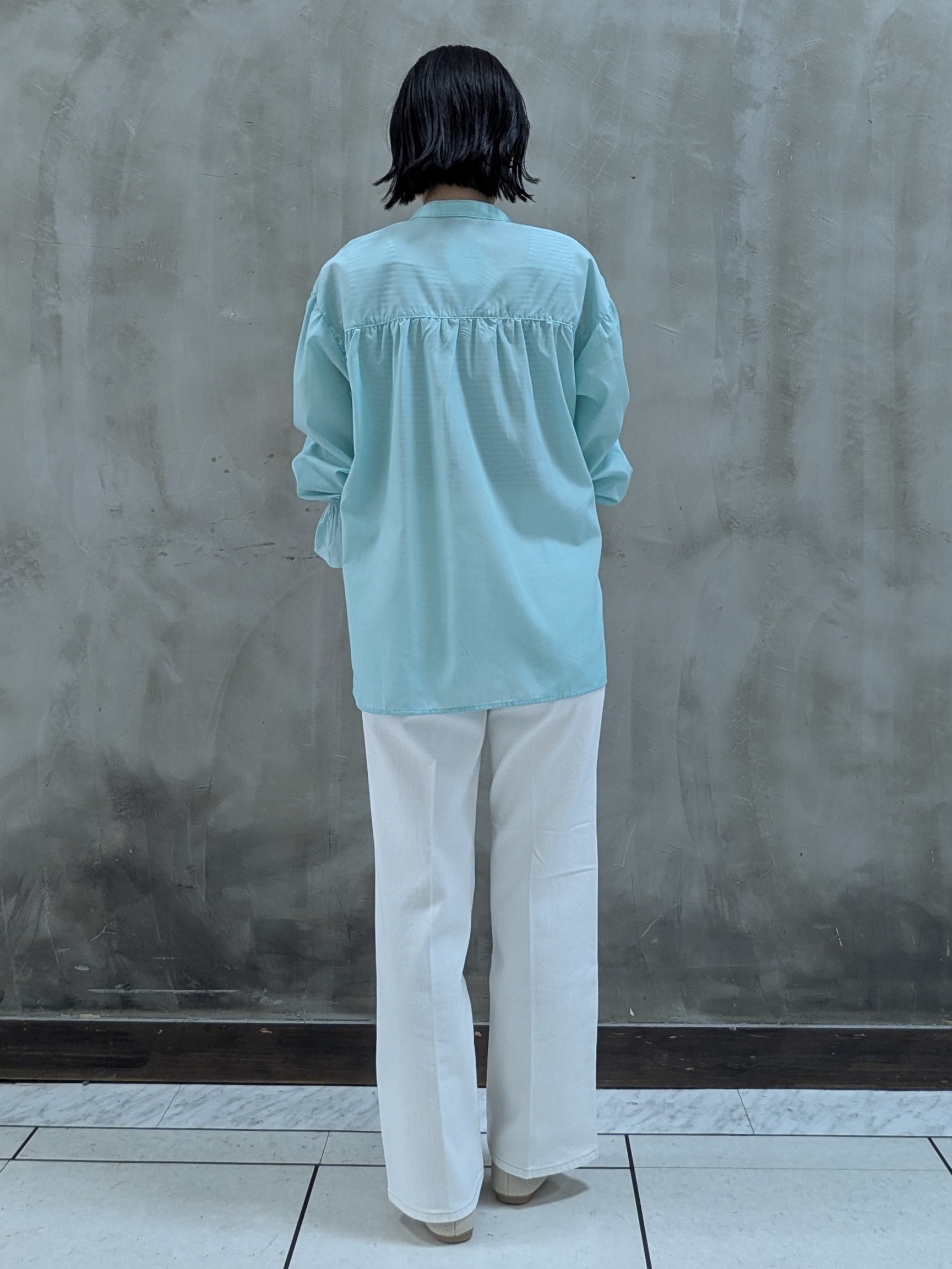 shioさんの「grove｜【貴島明日香さん着用／イージーケア／接触冷感】麻混スタンドギャザーシャツ」を使ったコーディネート