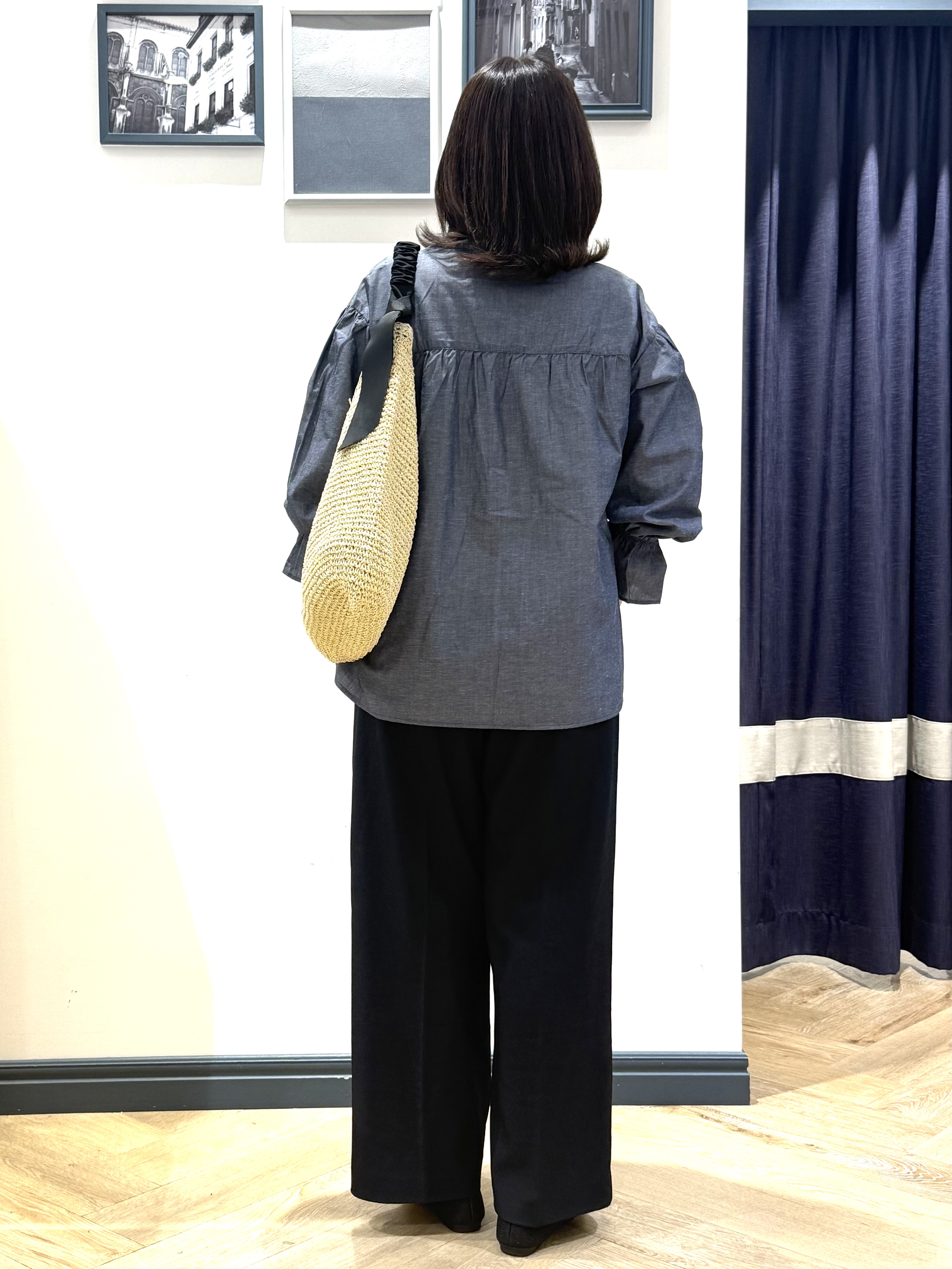 Lilyさんの「grove｜【貴島明日香さん着用／イージーケア／接触冷感】麻混スタンドギャザーシャツ」を使ったコーディネート