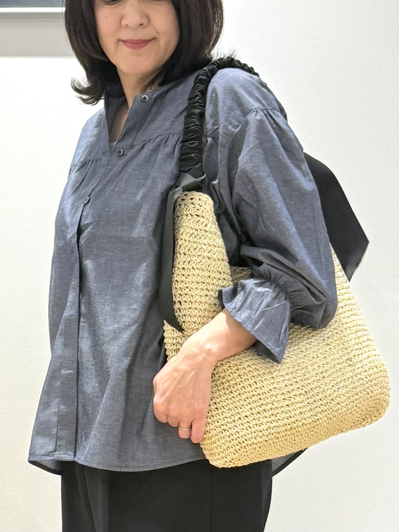 Lilyさんの「grove｜【貴島明日香さん着用／イージーケア／接触冷感】麻混スタンドギャザーシャツ」を使ったコーディネート