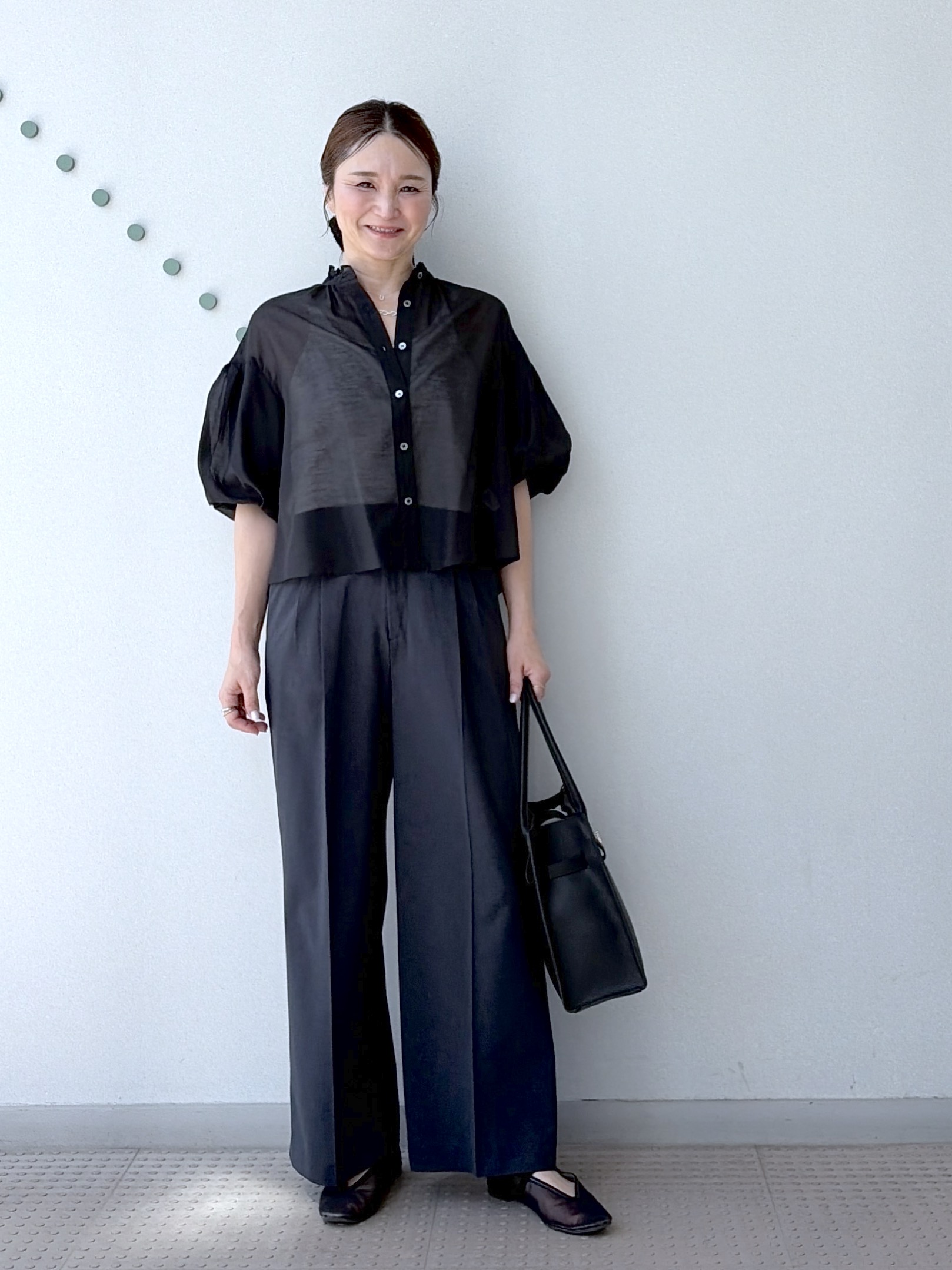 yoshikadoさんの「DRESSTERIOR｜【1枚で着映え/ウォッシャブル】スタンドフリルボリュームスリーブブラウス」を使ったコーディネート