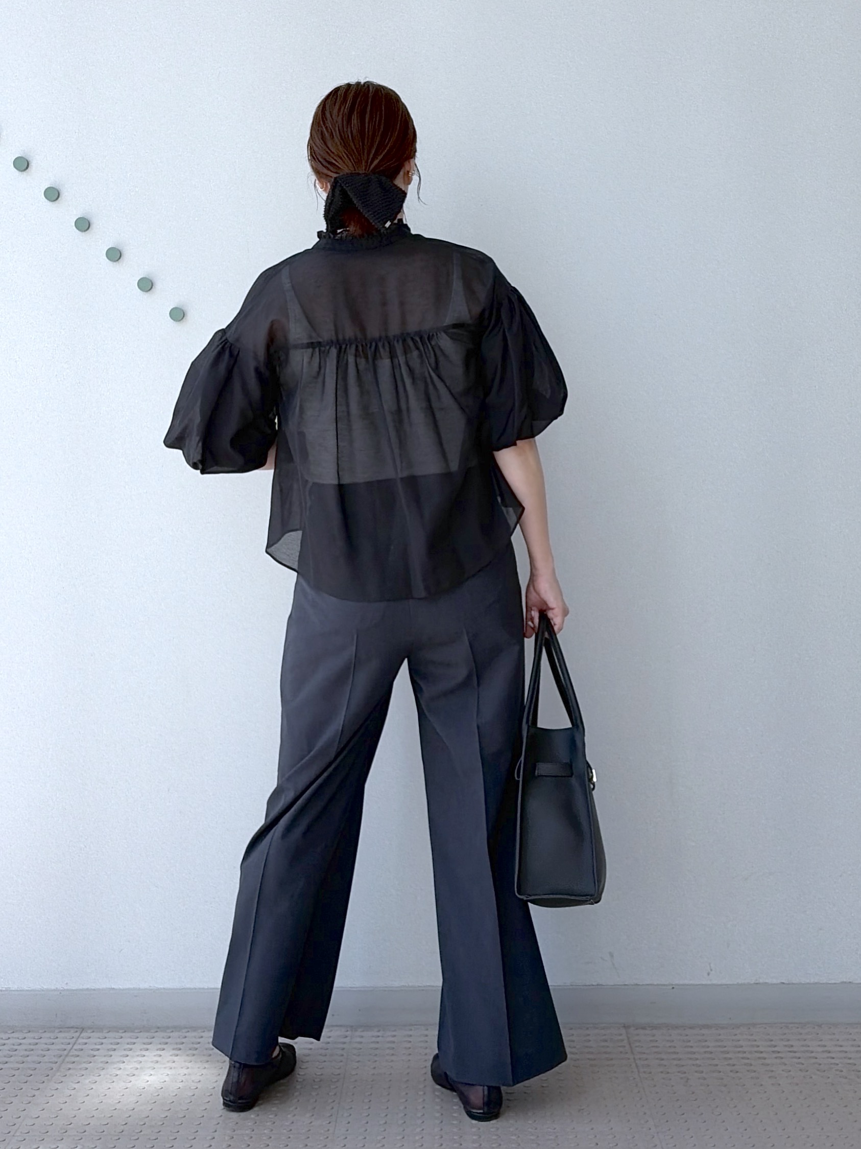 yoshikadoさんの「DRESSTERIOR｜【1枚で着映え/ウォッシャブル】スタンドフリルボリュームスリーブブラウス」を使ったコーディネート
