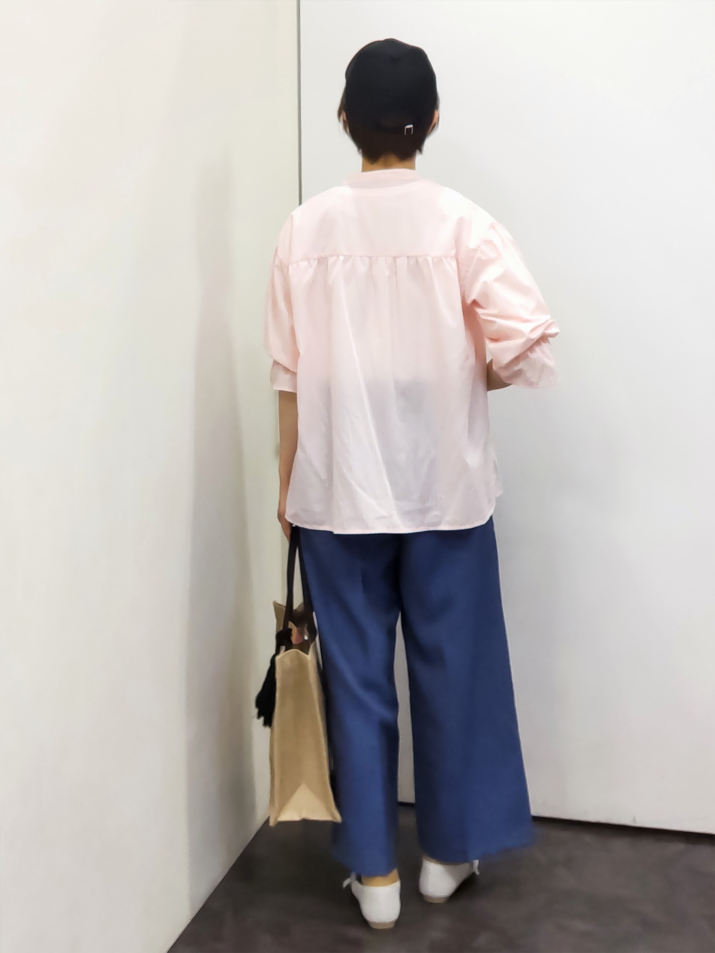 やまちゃんさんの「grove｜【貴島明日香さん着用／イージーケア／接触冷感】麻混スタンドギャザーシャツ」を使ったコーディネート