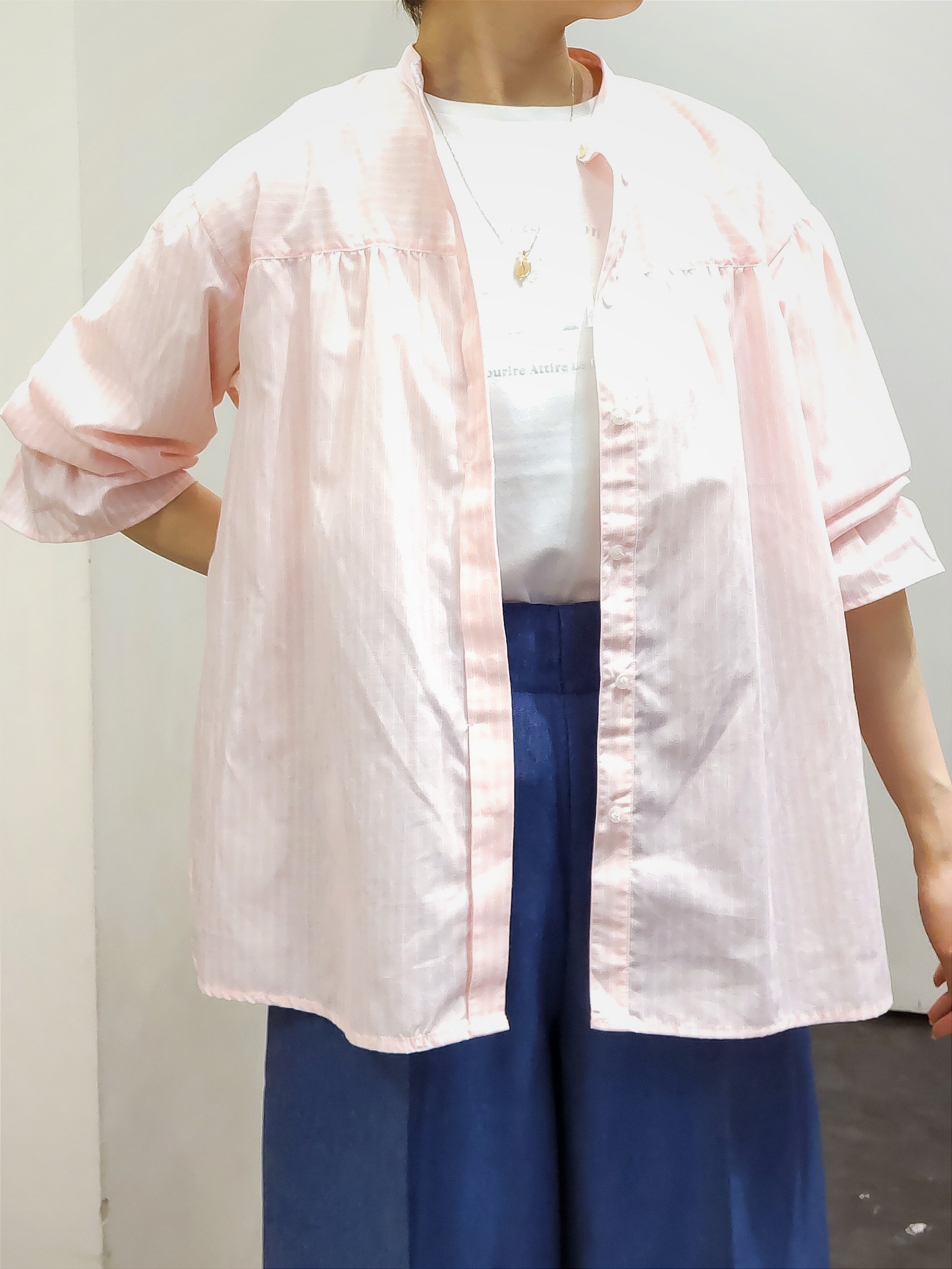 やまちゃんさんの「grove｜【貴島明日香さん着用／イージーケア／接触冷感】麻混スタンドギャザーシャツ」を使ったコーディネート
