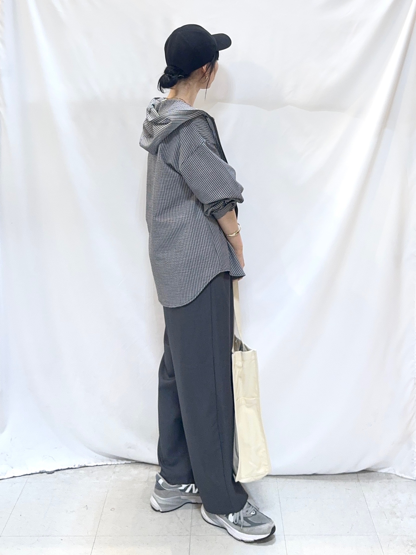 𝐇𝐢𝐫𝐨𝐦𝐢さんの「SHOO･LA･RUE｜【洗濯機可/S-LL/体型カバー】大人カジュアルスタイルに フード付きストライプシャツ」を使ったコーディネート