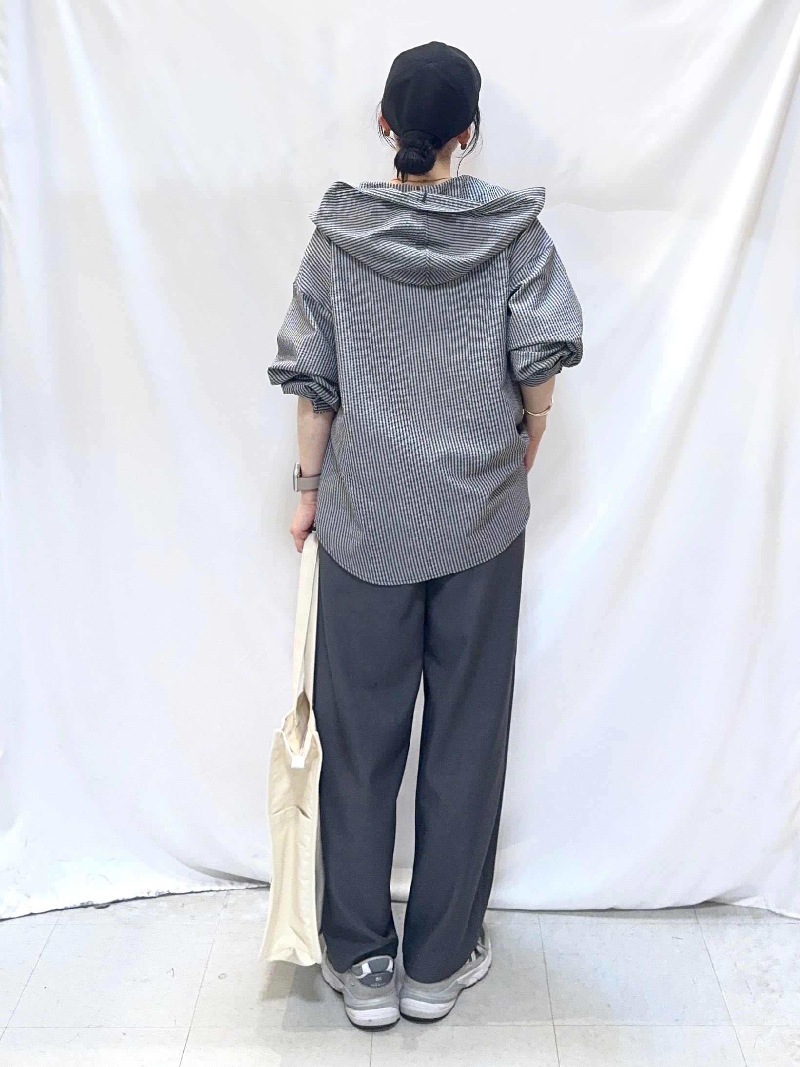 𝐇𝐢𝐫𝐨𝐦𝐢さんの「SHOO･LA･RUE｜【洗濯機可/S-LL/体型カバー】大人カジュアルスタイルに フード付きストライプシャツ」を使ったコーディネート