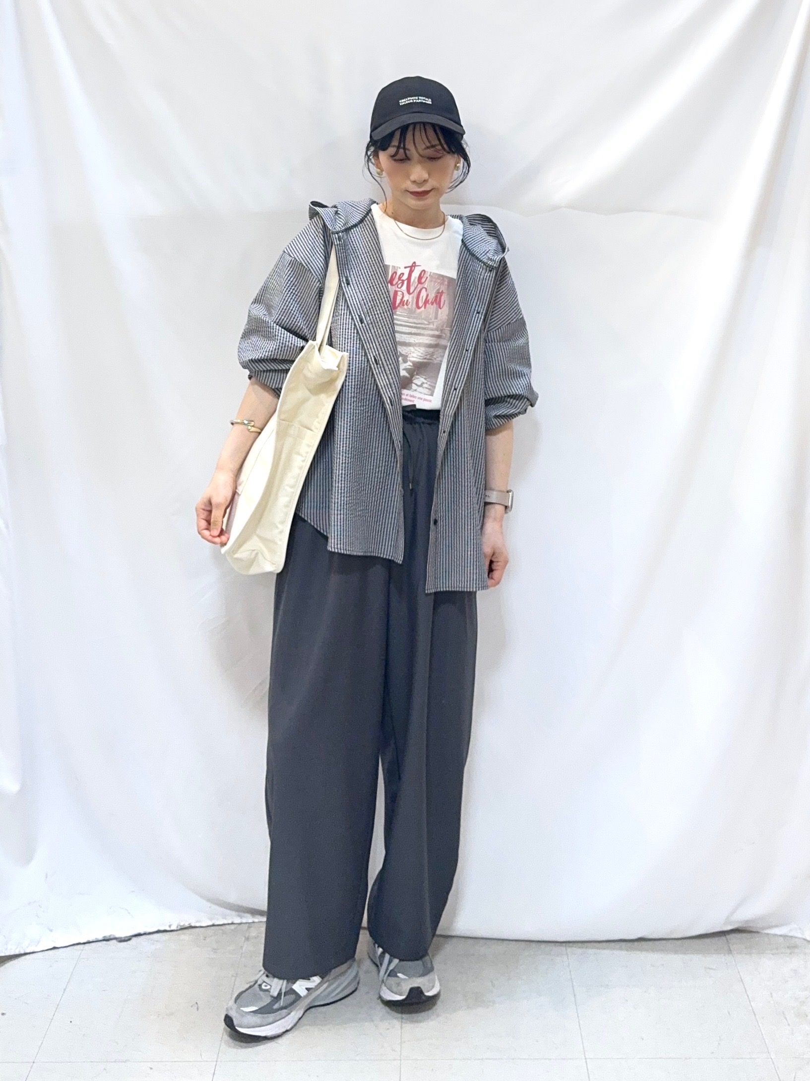 𝐇𝐢𝐫𝐨𝐦𝐢さんの「SHOO･LA･RUE｜【洗濯機可/S-LL/体型カバー】大人カジュアルスタイルに フード付きストライプシャツ」を使ったコーディネート