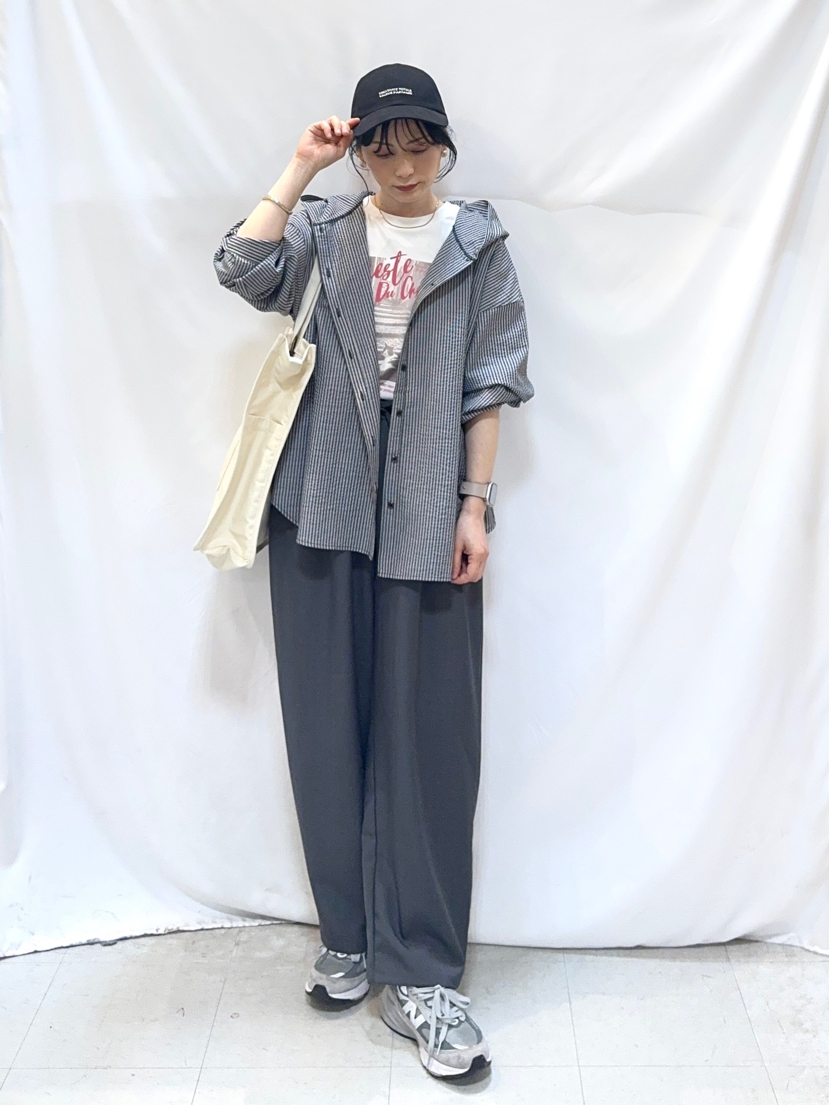 𝐇𝐢𝐫𝐨𝐦𝐢さんの「SHOO･LA･RUE｜【洗濯機可/S-LL/体型カバー】大人カジュアルスタイルに フード付きストライプシャツ」を使ったコーディネート