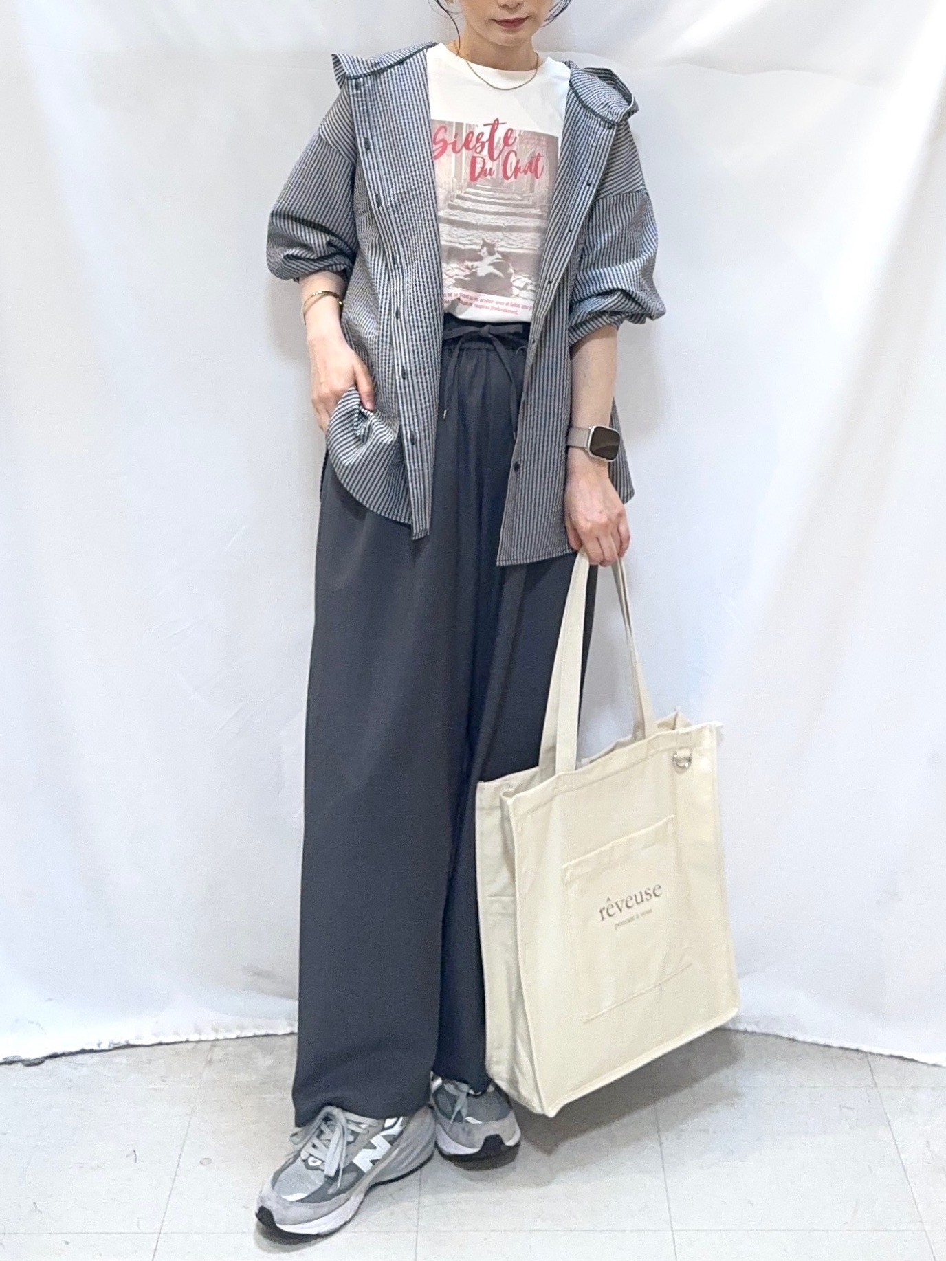 𝐇𝐢𝐫𝐨𝐦𝐢さんの「SHOO･LA･RUE｜【洗濯機可/S-LL/体型カバー】大人カジュアルスタイルに フード付きストライプシャツ」を使ったコーディネート