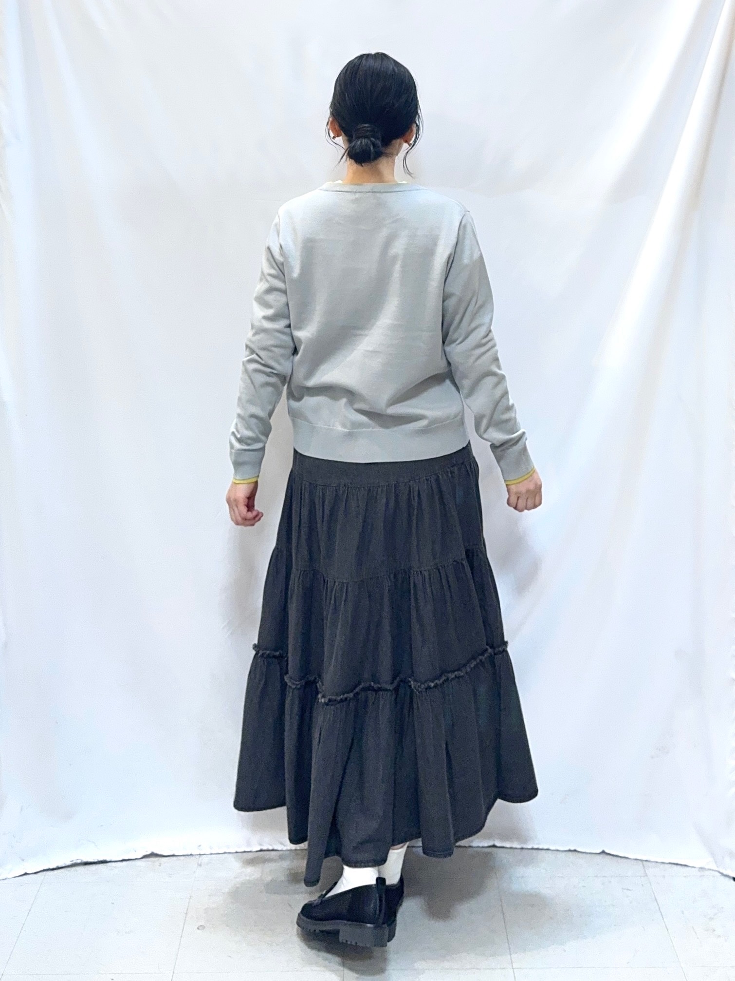 𝐇𝐢𝐫𝐨𝐦𝐢さんの「SHOO･LA･RUE｜【洗濯機可/S-LL】配色がコーデのアクセントに レイヤード風クルーカーディガン」を使ったコーディネート