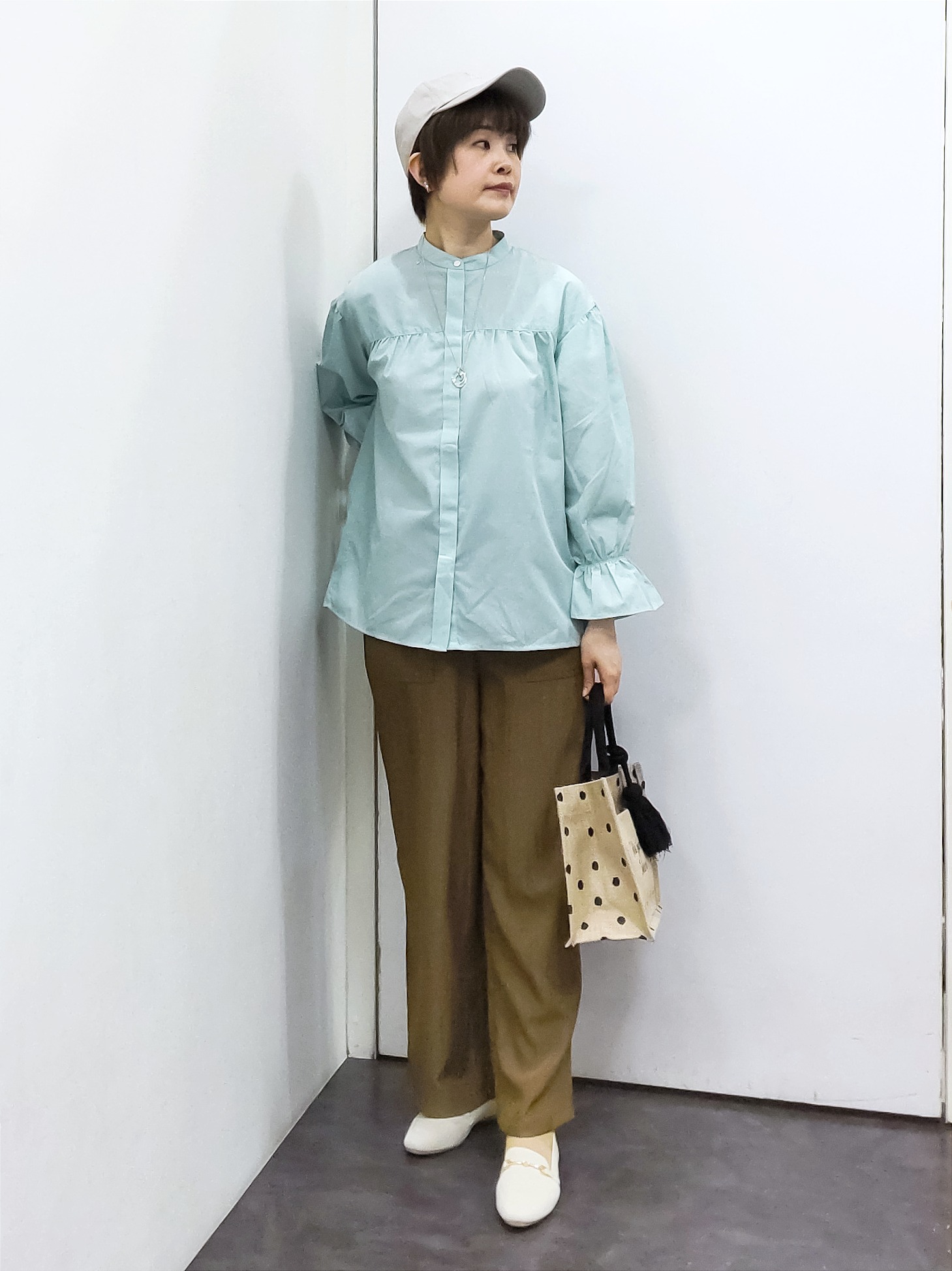 やまちゃんさんの「grove｜【貴島明日香さん着用／イージーケア／接触冷感】麻混スタンドギャザーシャツ」を使ったコーディネート