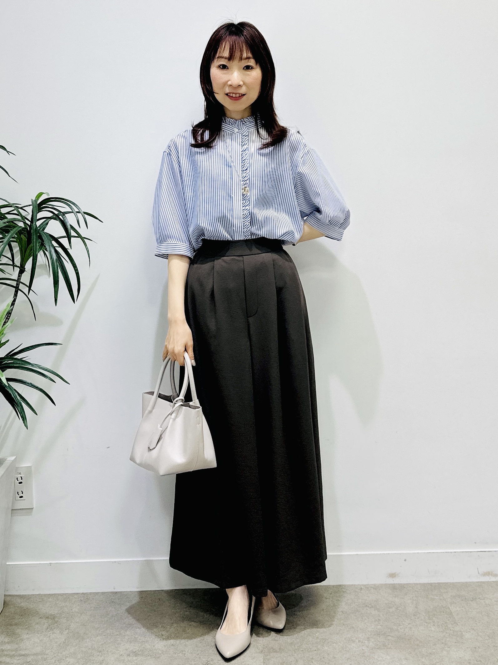 Miwaさんの「UNTITLED｜【接触冷感/通気性/洗える】スタンドカラーフリルブラウス」を使ったコーディネート