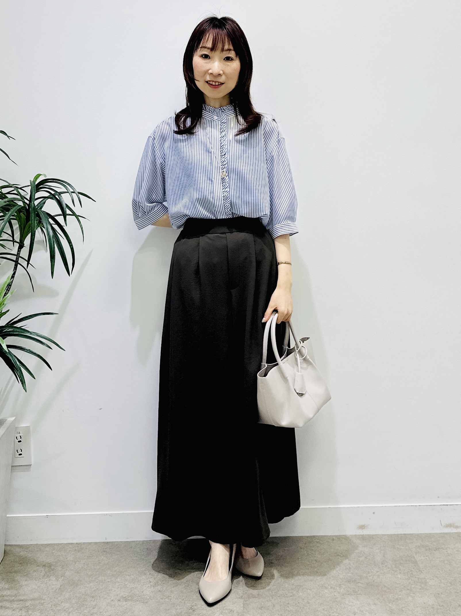 Miwaさんの「UNTITLED｜【接触冷感/通気性/洗える】スタンドカラーフリルブラウス」を使ったコーディネート