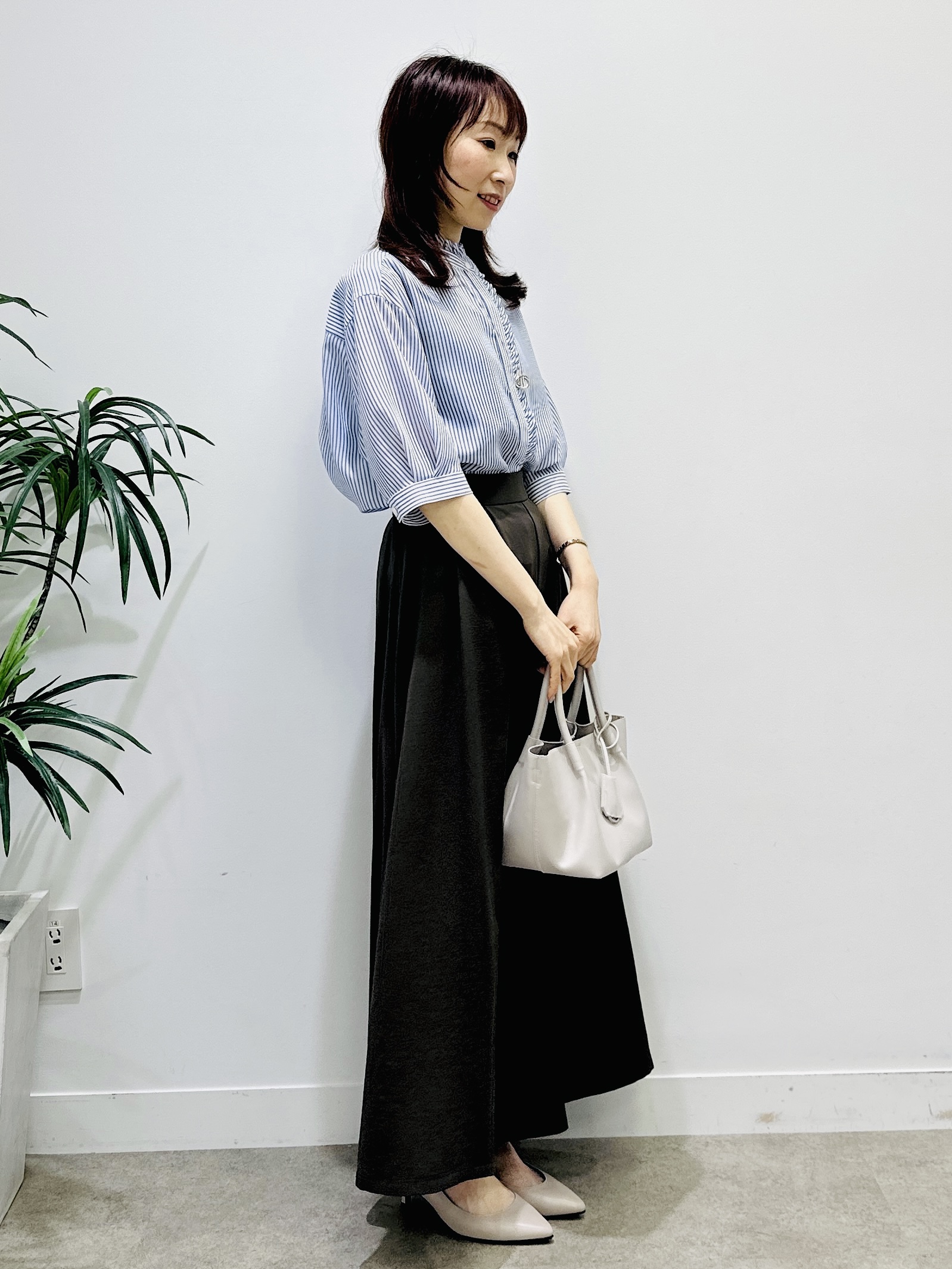 Miwaさんの「UNTITLED｜【接触冷感/通気性/洗える】スタンドカラーフリルブラウス」を使ったコーディネート