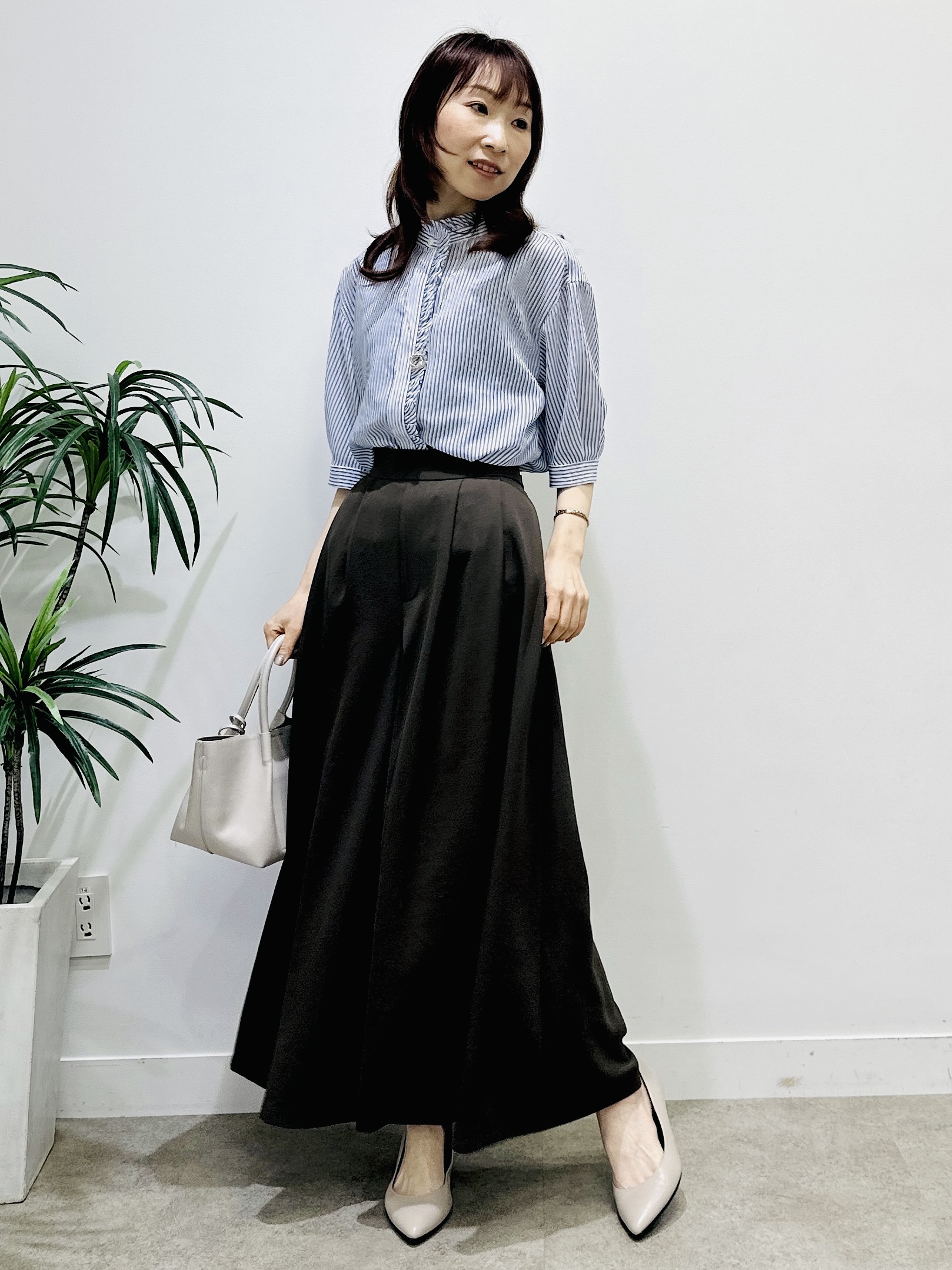 Miwaさんの「UNTITLED｜【接触冷感/通気性/洗える】スタンドカラーフリルブラウス」を使ったコーディネート