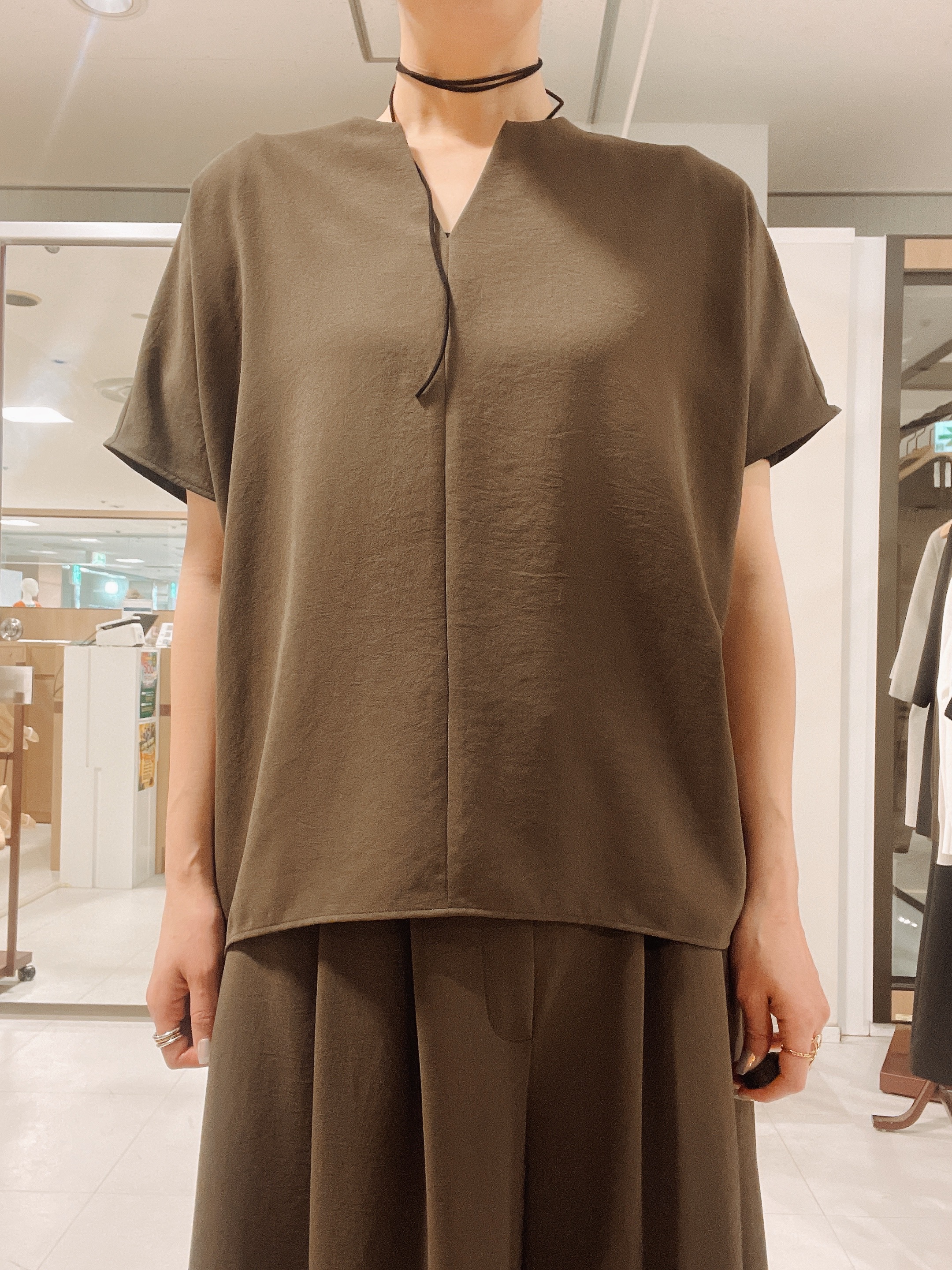 IWAMOさんの「UNTITLED｜【セットアップ可/UVカット/前後2WAY】リラクシーフレンチスリーブブラウス」を使ったコーディネート