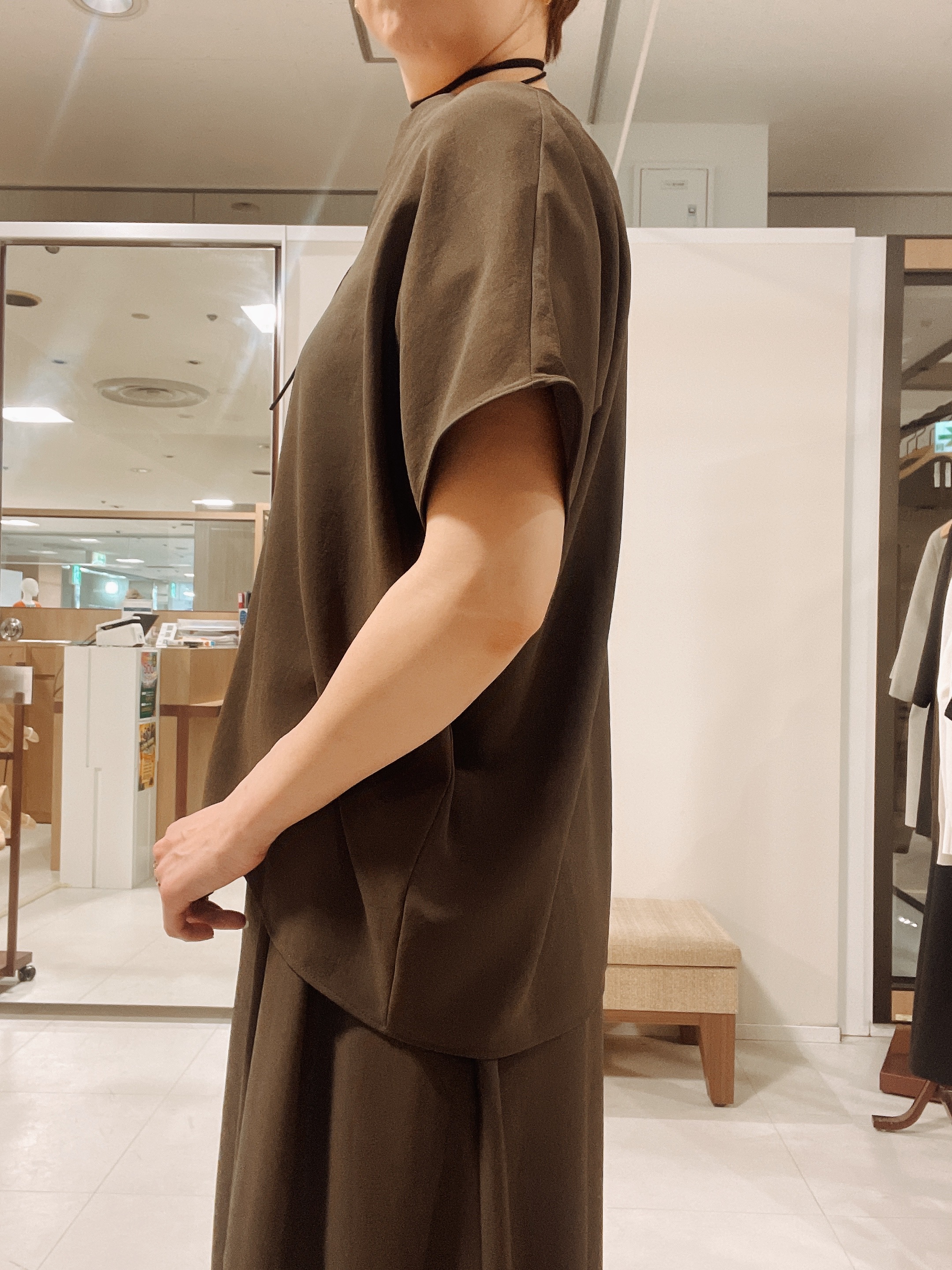 IWAMOさんの「UNTITLED｜【セットアップ可/UVカット/前後2WAY】リラクシーフレンチスリーブブラウス」を使ったコーディネート