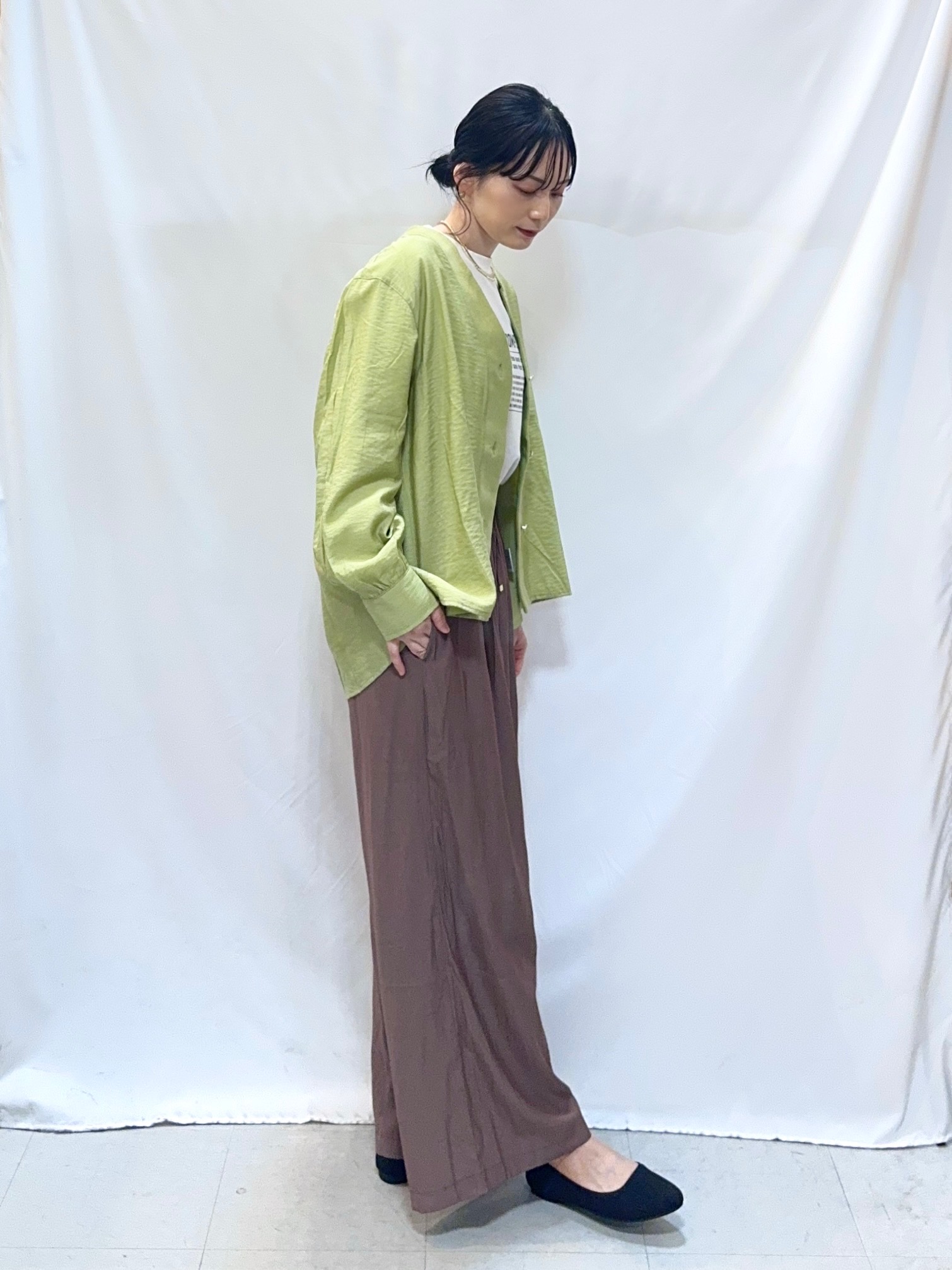 𝐇𝐢𝐫𝐨𝐦𝐢さんの「SHOO･LA･RUE｜【S-LL/体型カバー/Aライン】身体のラインを拾いにくい シアーシャツカーディガン」を使ったコーディネート