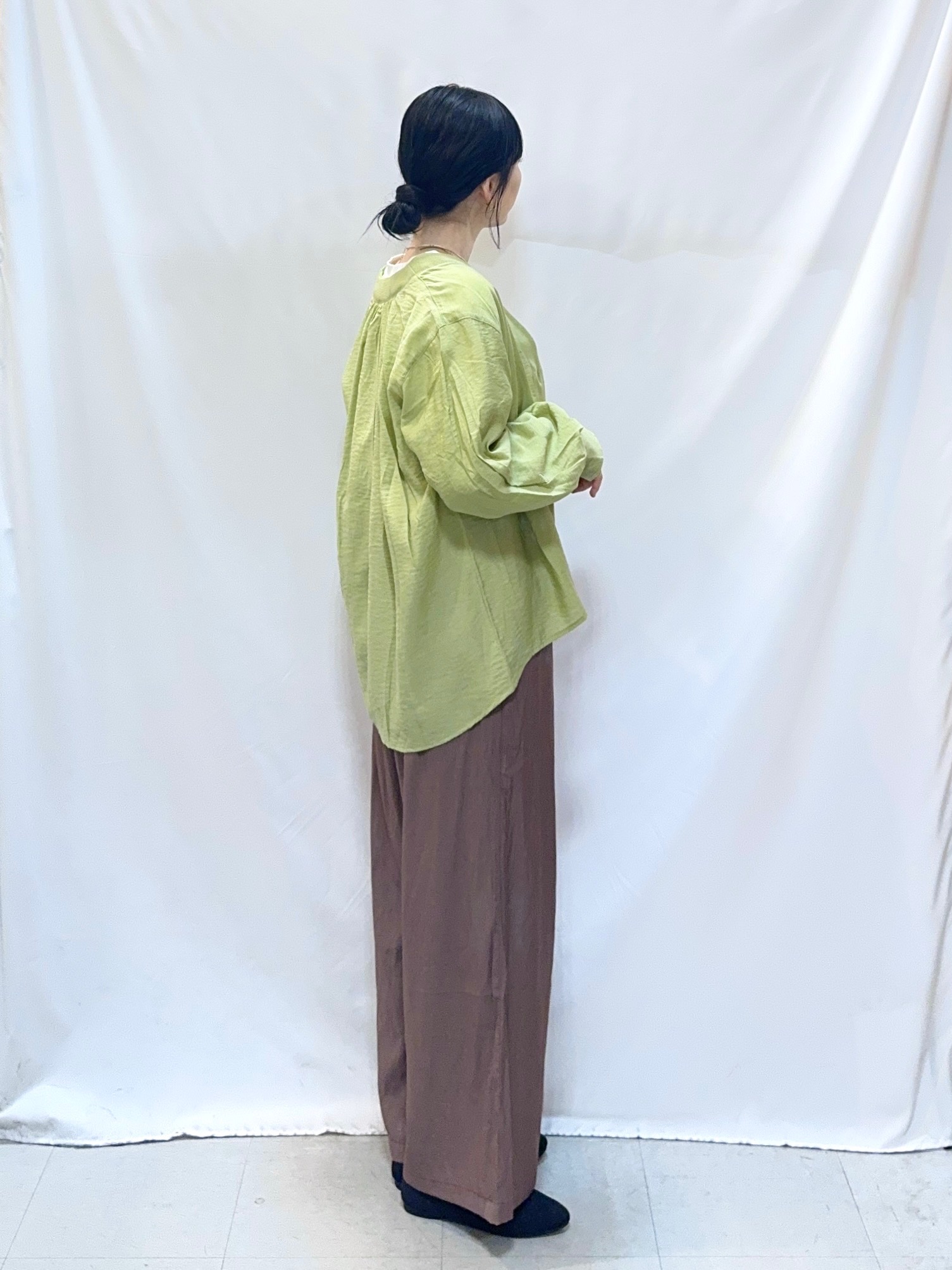 𝐇𝐢𝐫𝐨𝐦𝐢さんの「SHOO･LA･RUE｜【S-LL/体型カバー/Aライン】身体のラインを拾いにくい シアーシャツカーディガン」を使ったコーディネート