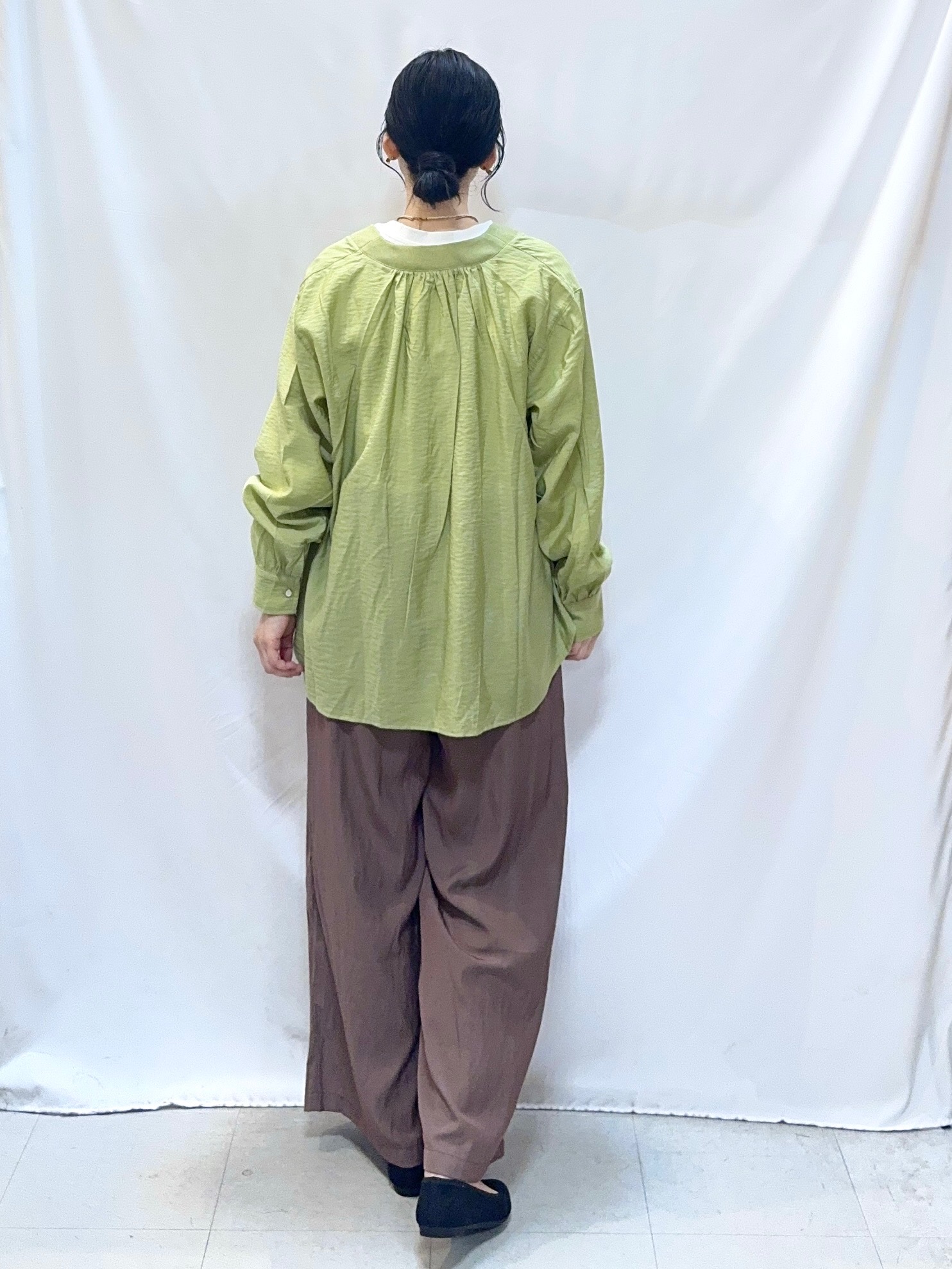 𝐇𝐢𝐫𝐨𝐦𝐢さんの「SHOO･LA･RUE｜【S-LL/体型カバー/Aライン】身体のラインを拾いにくい シアーシャツカーディガン」を使ったコーディネート