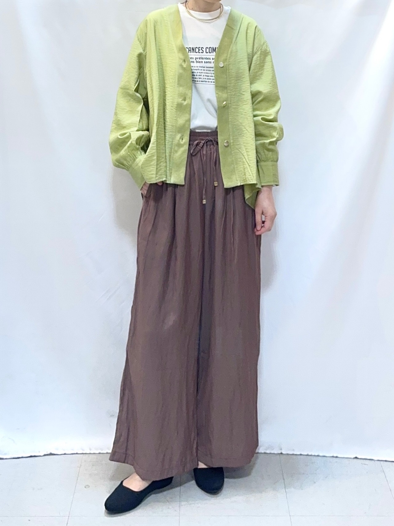 𝐇𝐢𝐫𝐨𝐦𝐢さんの「SHOO･LA･RUE｜【S-LL/体型カバー/Aライン】身体のラインを拾いにくい シアーシャツカーディガン」を使ったコーディネート