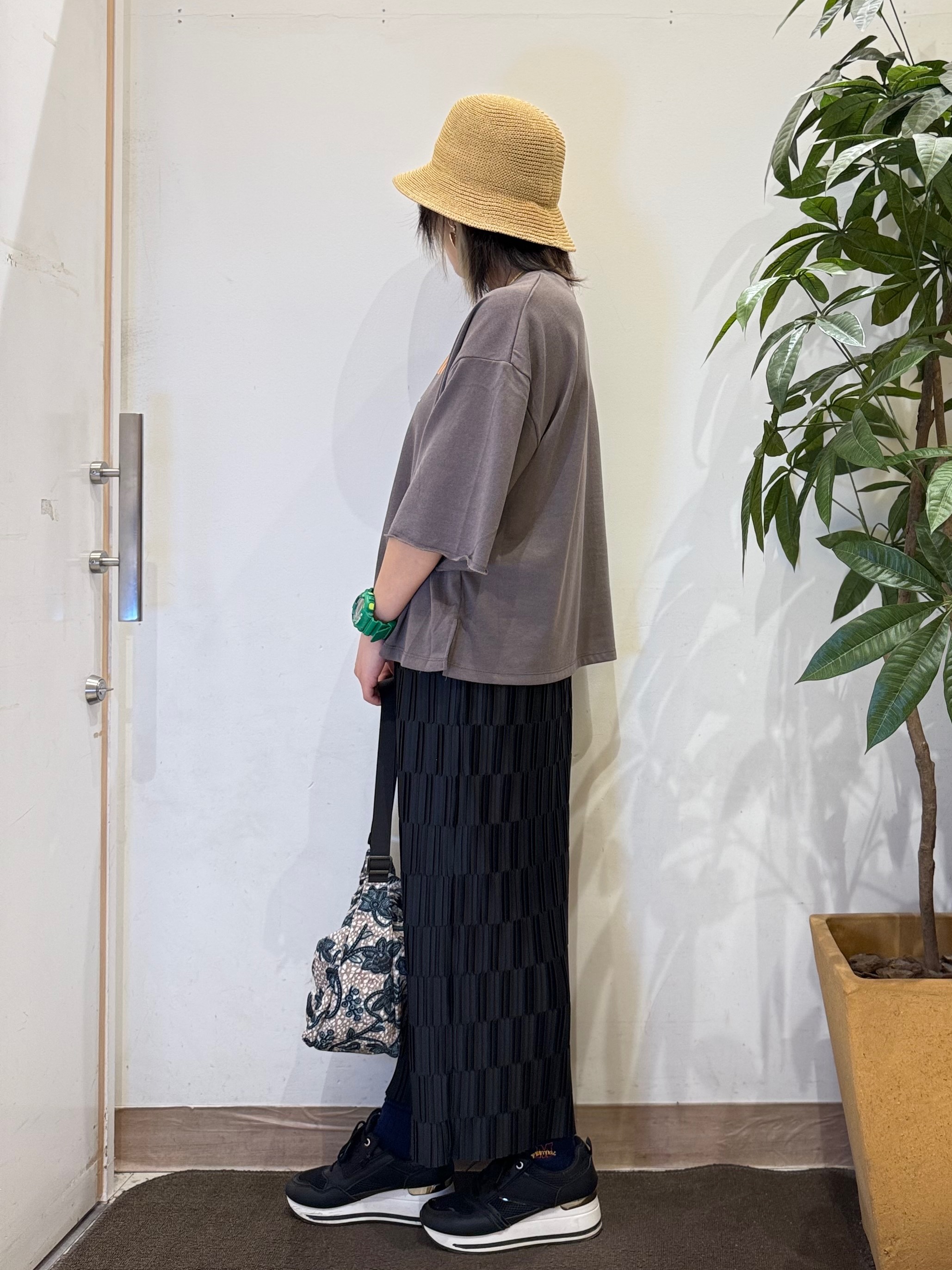 misakiさんの「SHOO･LA･RUE｜【洗濯機可/S-LL/選べる6柄】切りっぱなしお袖がこなれカジュアル 5分袖シアーTシャツ」を使ったコーディネート