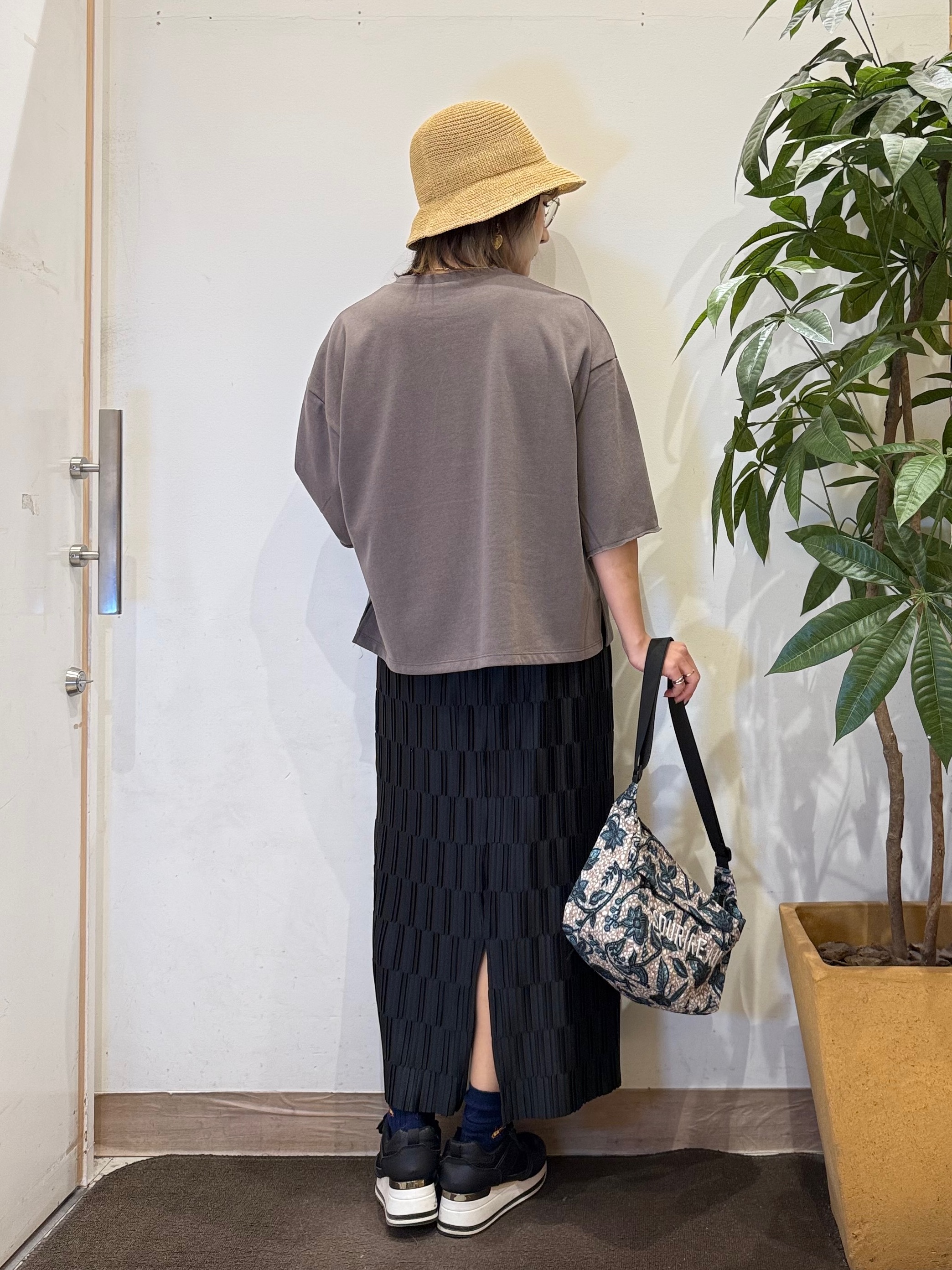 misakiさんの「SHOO･LA･RUE｜【洗濯機可/S-LL/選べる6柄】切りっぱなしお袖がこなれカジュアル 5分袖シアーTシャツ」を使ったコーディネート