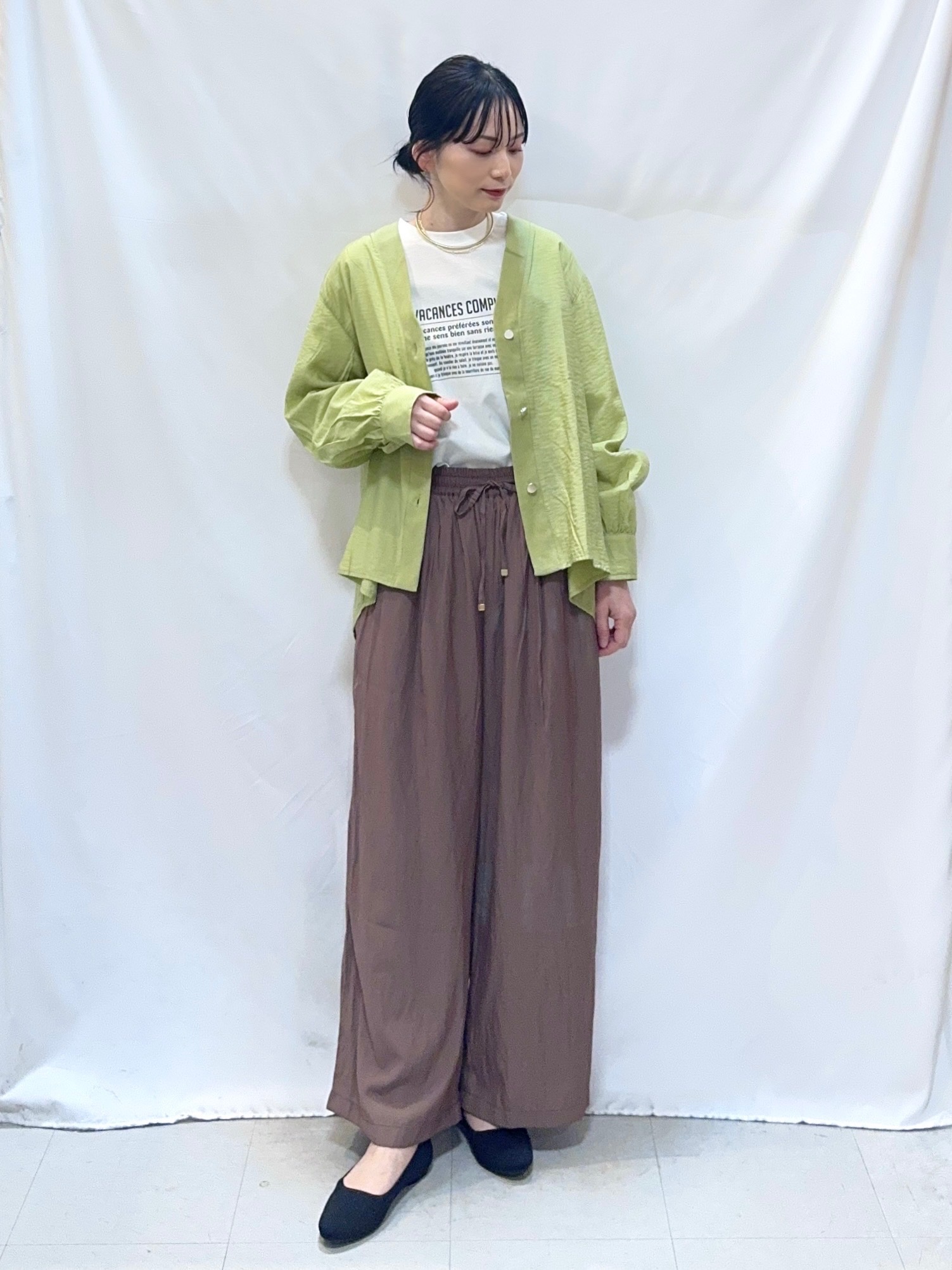 𝐇𝐢𝐫𝐨𝐦𝐢さんの「SHOO･LA･RUE｜【S-LL/体型カバー/Aライン】身体のラインを拾いにくい シアーシャツカーディガン」を使ったコーディネート