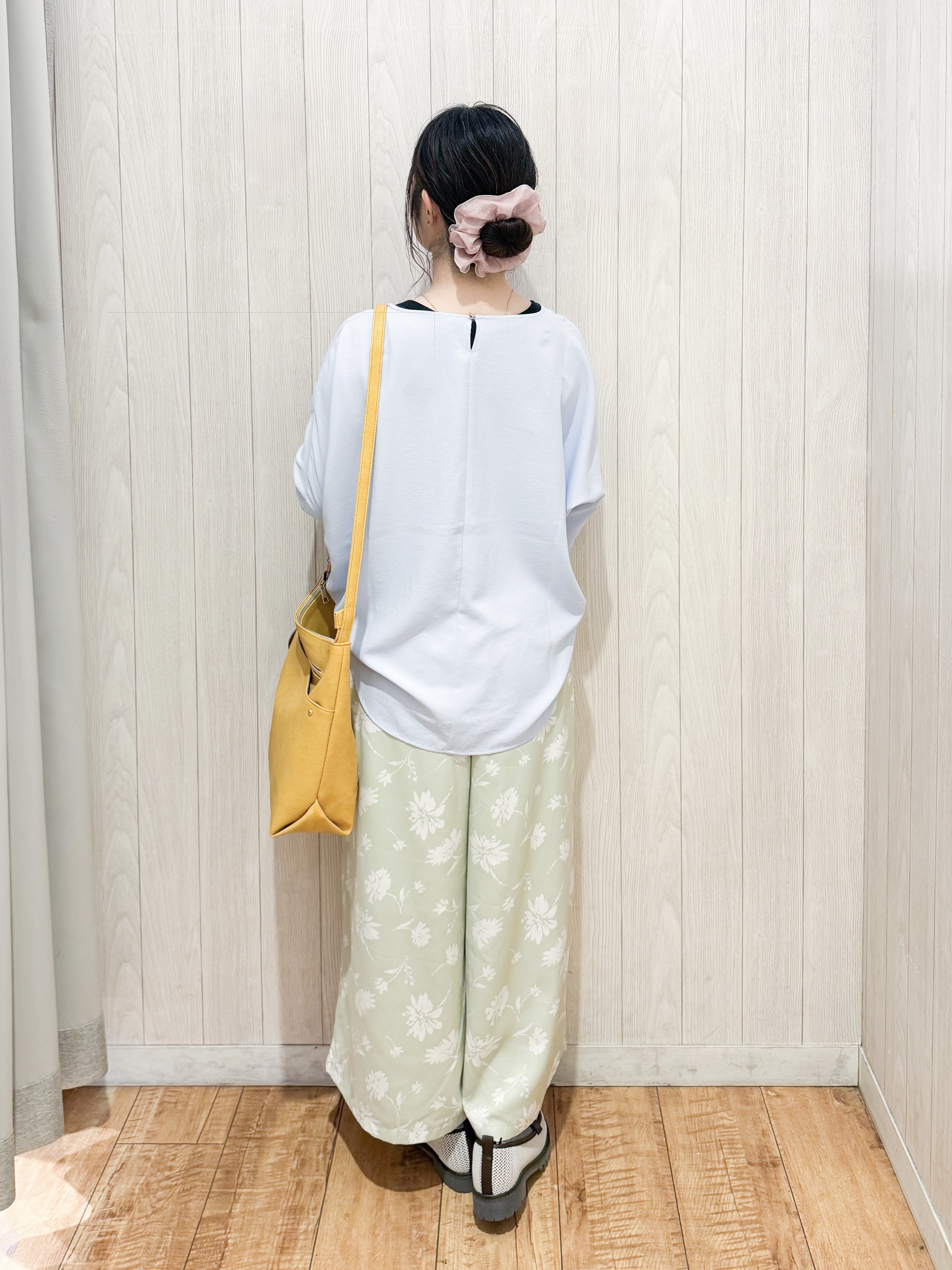 愛さんの「SHOO･LA･RUE｜【着丈選べる/体型カバー/洗濯機可】さらさらとろん ドルマンブラウス」を使ったコーディネート