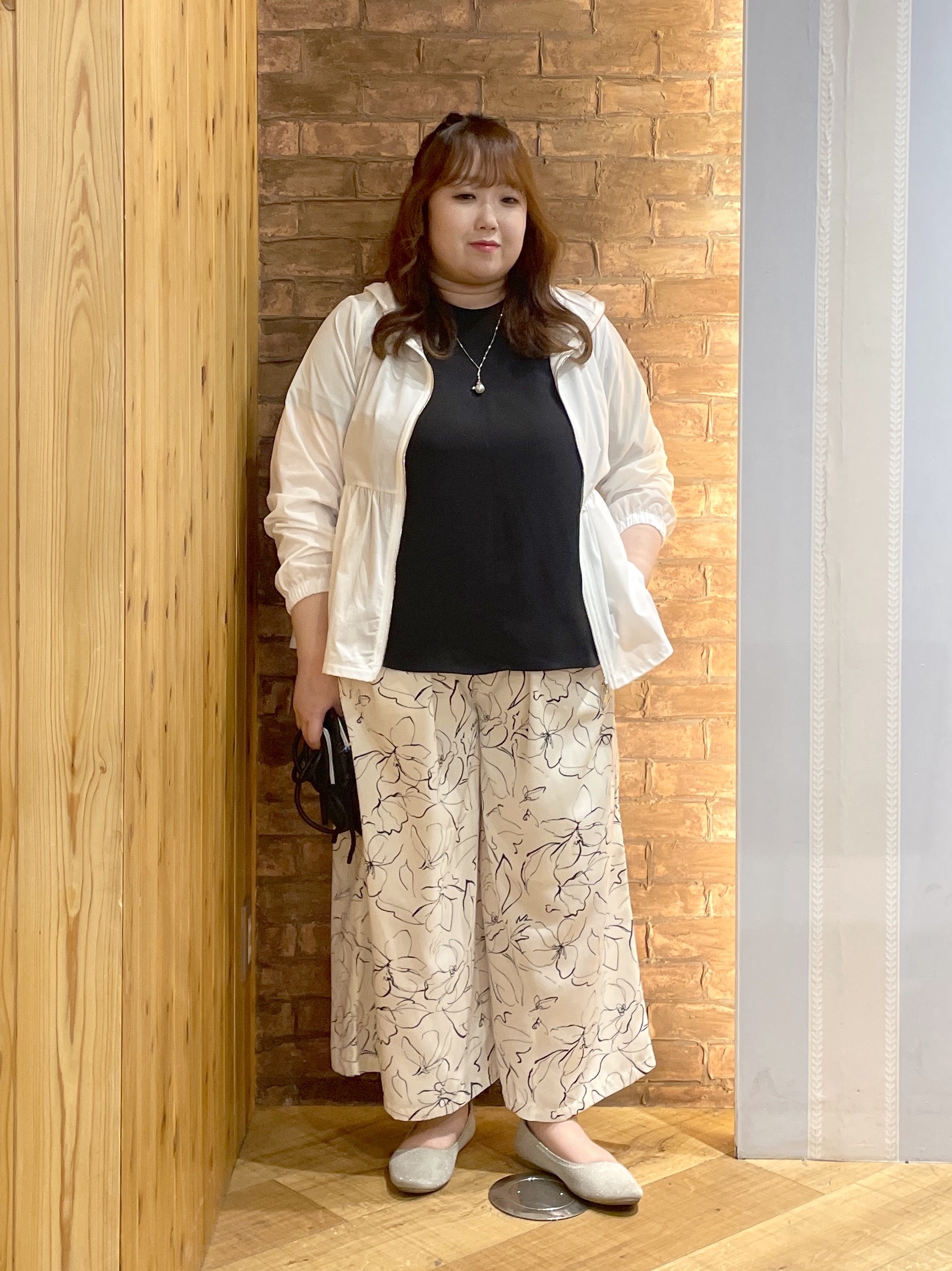 Risaさんの「SHOO･LA･RUE｜【ひんやり/S-LL/体型カバー】ペプラムフリルとゴールドパーツが女性らしい UVパーカ」を使ったコーディネート